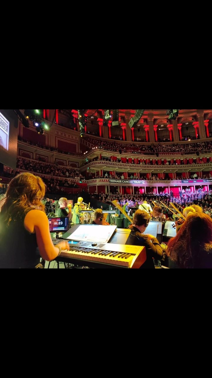 Some snippets from a quick jaunt across the pond✨
•
•
•
Had a ball playing fantastic shows with @officialthewho at @royalalberthall benefiting @teenage_cancer
•
#musician #keyboard #thewho #band #rockband #london #royalalbert #royalalberthall #wontgetfooledagain #piano #rockpiano #gig #rockandroll #music