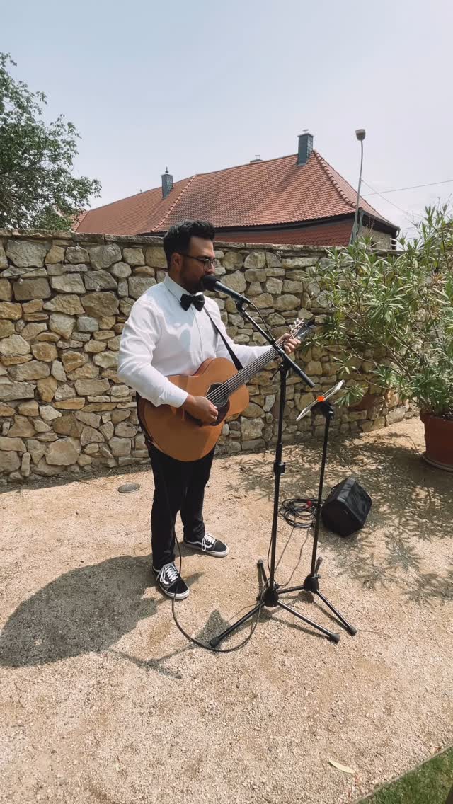 Hier wieder ein kleiner Ausschnitt vom Soundcheck für die Trauuung am Wochenend im schönen @boudierkoeller. Man beachte dir perfekt getimte Kirchenglocke am Ende des Refrains 😂.
Mit dabei waren dieses Mal die lieben @little_big_vows und @stellamayer.fotografie
#wedding #hochzeit #hochzeitssänger #sänger #singer #akustisch #acoustic #trauung #weddingplaner #hochzeitsplaner #cover #eventsänger #frankfurt #hanau #mainz #wiesbaden #aschaffenburg #darmstadt #bridetobe #bridetobe2026 #bridetobe2025 #eventmusik #brautkleid #braut #musiker #sektempfang #loungemusik #singersongwriter #dj #loopstation
