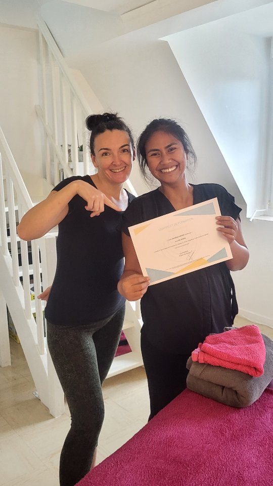 ✨ Un immense merci à Ana de @ocalmedumonde02 , pour sa confiance et son engagement lors de sa formation individuelle en massage du monde. 🙏✨
C'était un plaisir de partager ces moments d'apprentissage et de voir ta passion et ton dévouement à offrir le meilleur à tes futurs clients pour les détente.
🌟 Un grand merci également aux cobayes volontaires pour leur disponibilité et leur aide précieuse.
Les inscriptions pour les prochaines sessions de formation sont ouvertes ! Que vous soyez débutant ou que vous souhaitiez approfondir vos compétences, nous avons des programmes adaptés à tous les niveaux.
Rejoignez-nous pour découvrir les bienfaits du massage et devenir un expert dans votre domaine.
📅 Prochaines formations :
Massage du monde
Massage Prénatal et bébé
Drainage Lymphatique
Tissus profonds...
Pour plus d'informations et pour réserver votre place, contactez-moi dès maintenant !
#FormationMassage #MassageDuMonde #DeepTissueMassage #Massagelomilomi #FormationBienÊtre #massagebalinais #massagesuedois #massagecalifornien
#ApprentissageMassage #BienÊtreEtSanté #FormationProfessionnelle #RelaxationEtBienÊtre #TechniquesDeMassage #MassageHolistique #ArtDuToucher
