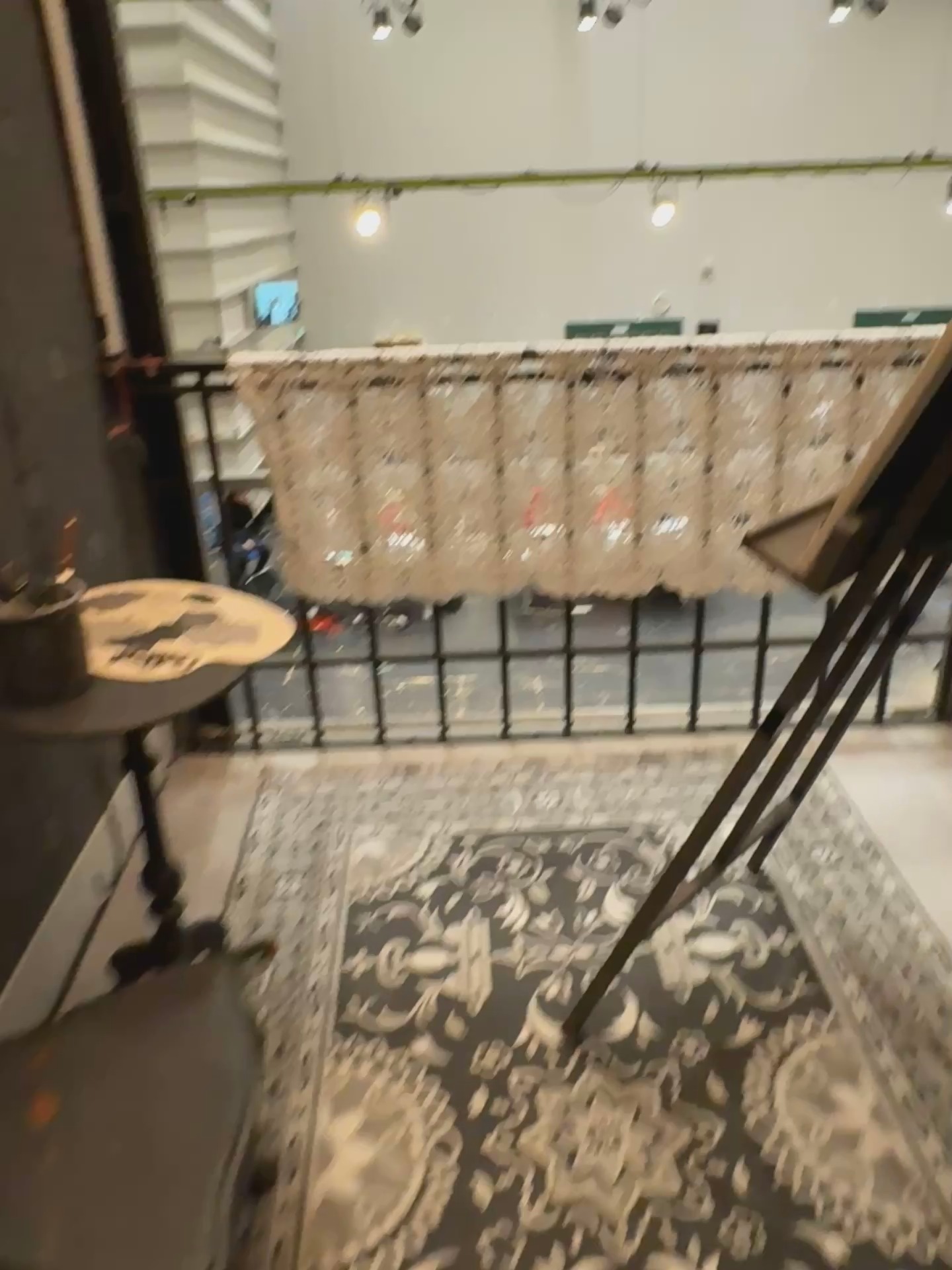 UNG I OPERAEN
Den 18. Februar har du mulighed for at opleve Rossinis opera 'Barberen i Sevilla' på Det Kongelige Teater @kglteater for kun 180 kr pr. billet! Men kun hvis du er så heldig at være mellem 15 og 30 år gammel. Hiv fx. gymnasieklassen eller studiegruppen med til en sjov forestilling. Her en lille video af alle detaljerne i Bertas lejlighed. Spred budskabet med dine unge venner! <3
Besøg kglteater.dk eller følg det direkte billetlink her: https://kglteater.dk/det-sker/sason-20242025/opera/barberen-i-sevilla-ung-i-operaen