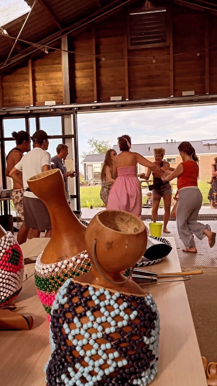 Braziliaanse muziek in de West-Friese polder: op zondag 21 juli verwelkomen we Marcos da Silva op Huize Blokland voor een workshop Maracatu. Hij is geboren en getogen in Pernambuco, de wieg van de Maracatu, en geeft al decennia lang workshops, cursussen en optredens met zijn Maracatu groepen in Europa.
Maracatu is de naam van een muziek- en dans genre uit het Noordoosten van Brazilië, met wortels in de Afrikaanse, inheemse en Portugese cultuur. Met verschillende instrumenten zoals de tambor, alfaia, bombo, surdo, tarol, quica en de gongue, wordt onder leiding van de “mestre” muziek gemaakt. Tijdens de workshop leer je een aantal verschillende ritmes zoals Coco, Afoxe, Ciranga, en krijgt de kans om op verschillende instrumenten te spelen.
Denk aan een heerlijke middag buiten (en met regen in de stal), met een leuke groep, muziek maken die je voelt in en speelt met je hele lijf! Iedereen is welkom, ervaring is NIET nodig! Vanaf 12 jaar (maar kleinere kinderen kun je wel meenemen, en op de boerderij spelen).
De workshop is van 14 uur tot 16:30 uur en kost 25 euro pp. Voor, tijdens en na de workshop is er Feijoada (typisch Braziliaans bogengerecht) te koop, vanaf ongeveer 13:00 uur.
Inschrijven kan via onze website of een dm!