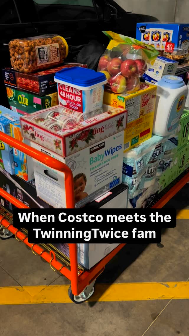 When you roll through Costco with a cart that says I’ve got two sets of twins at home. 👀🛒 Getting looks like I’m starting my own restaurant!
#CostcoHaul #TwinningTwice #FeedingTheFam #twins #twinningtwice #twinstagram #twinsofinstagram