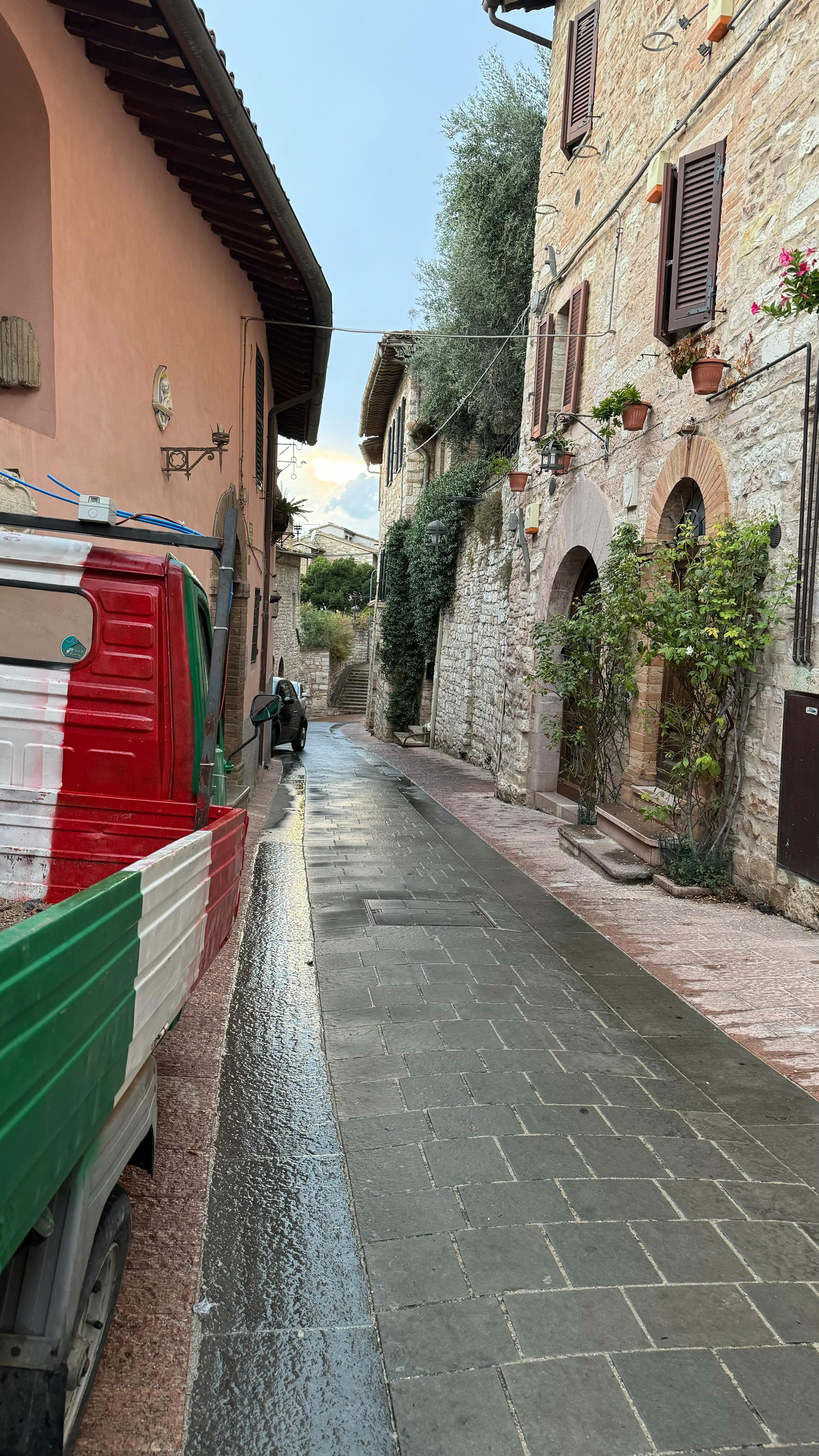 Un road trip tutto italiano 🇮🇹
Quest’estate abbiamo girato un po’ per l’Italia, in particolare in Umbria,Salento e una tappa a Matera!
Le nostre tappe ⁉️
📍Spoleto, con il suo Duomo e il famoso ponte delle Torri
📍Alberobello, la città dei Trulli
📍Lecce, con la sua puccia e i monumenti in barocco leccese
📍Otranto, un ponte fra Occidente ed Oriente famosa anche per le sue spiagge mozzafiato
📍Matera, la città dei sassi Patrimonio dell’Umanità dell’Unesco
Condividi il reel con qualcuno che ti deve portare in questi posti 🤩
#italy #summer #travel #puglia #umbria
#traveltips #travelidea #roadtrip