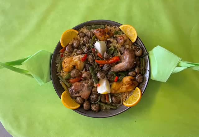 Paella Valenciana hecha por el mismo Valenciano
Ingredientes: Arroz, Pollo, Caracoles, Verduras