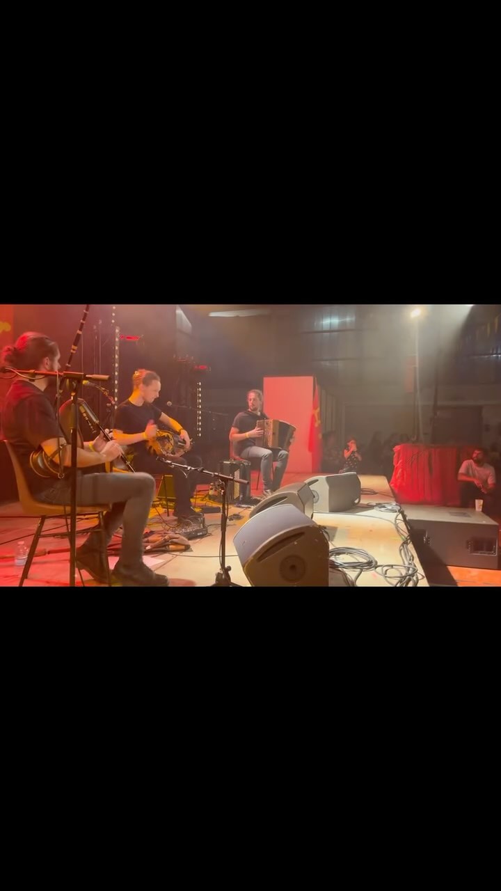De retour de St-Girons, on est super content ! Le sud ça nous à fait du bien ! Encore merci au Biroussans pour leur bel accueil ! Pour ceux qui ont raté ça, en voilà un petit aperçu.
Suite de Bourrées : La Pendule / Albert et Joseph
Rémy Villeneuve / Benjamin Meunier / Fabien Villeneuve
Merci Ana Perez Etienne pour ces talents de cadreuse/vidéaste.
www.benjamin-meunier.com/meunier-villeneuve