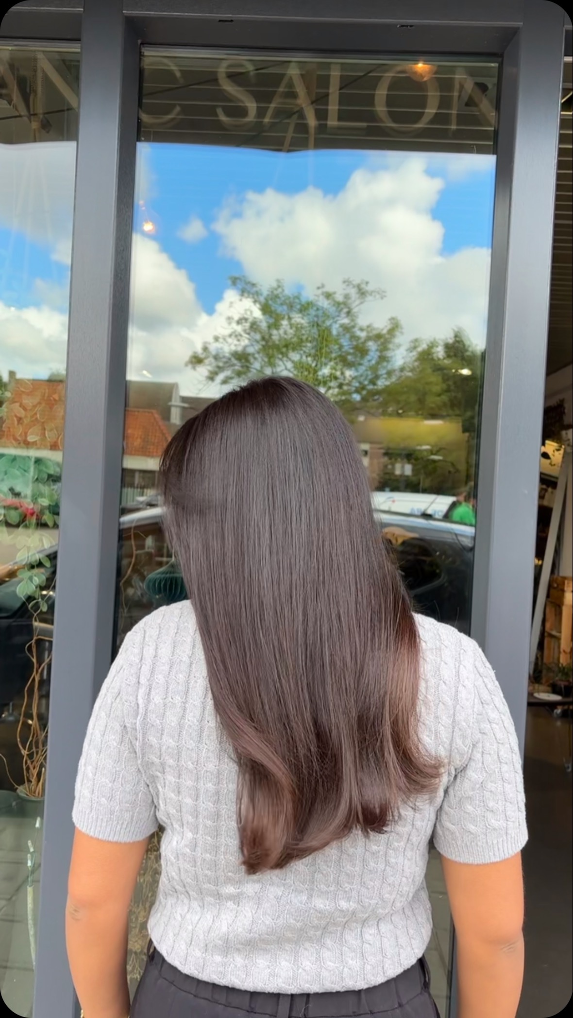 Haar transformatie ✨
@shayenne.b heeft gekozen voor een rijke, chocoladebruine kleur, perfect verzorgd met onze 100% organische kleuring.
Bij E Organic Salon staat kwaliteit en gezondheid van je haar altijd centraal 🌿. Wil jij ook een nieuwe look met natuurlijke producten die jouw haar versterken en laten stralen?
Boek nu jouw afspraak via www.eorganicsalon.nl of stuur ons een DM! 💇♀️🍫
#HairTransformation #ChocoladeBruin #OrganicHairCare #EOrganicSalon #NatuurlijkeKleuring #GezondHaar #ecosalon #japaneseheadspa #scalpcare #hairinspo
