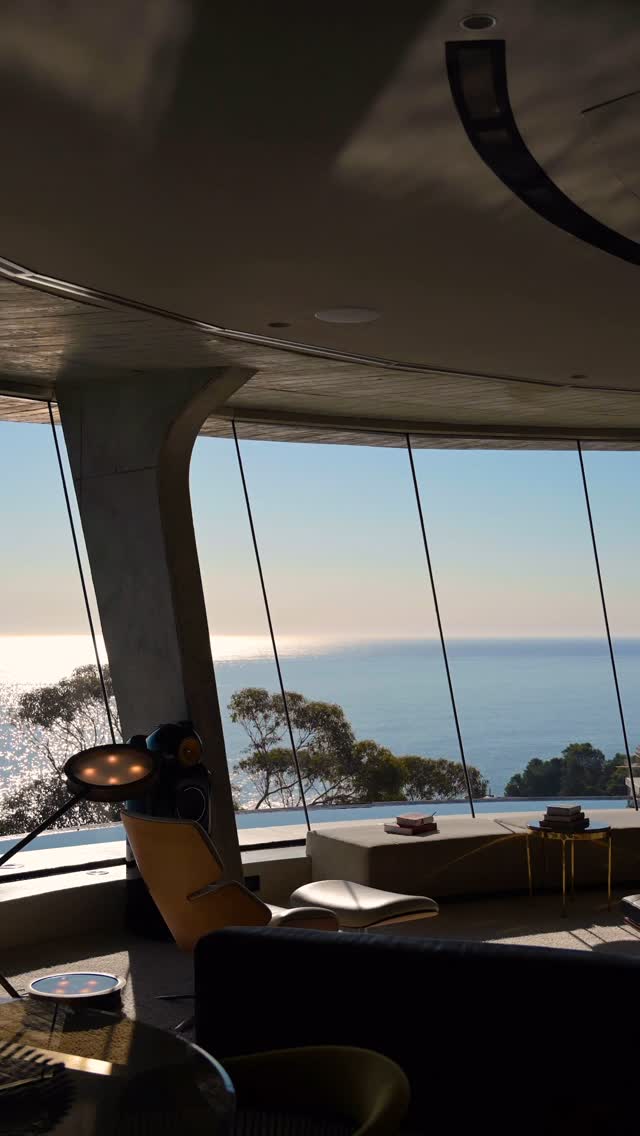 The city below. The ocean beyond. A sculptural stay from which to see - and feel- Cape Town.