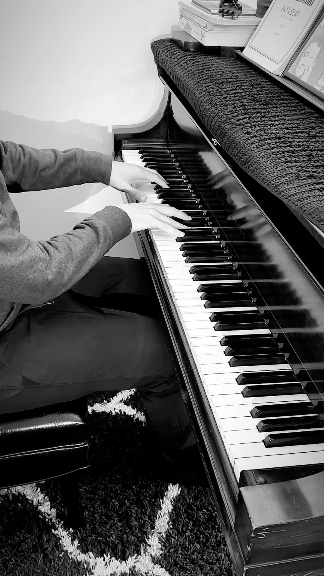 La vida es un Ratico / Life… is a moment
Hace pocos días se fue una persona que marcó mi vida de muchas maneras. Mi maestro en New York, el Dr. Solomon Mikowsky. Su llegada fue un momento importante en mi vida porque finalmente se cumplía mi sueño de niño que era vivir y estudiar en la gran manzana; y qué manera de hacerlo.
Fue un momento en el que aprendí muchísimo, a conocerme, a cuestionarme, a retarme tanto física como mentalmente, en el que también empecé a sacar esa rebeldía adolescente que por mi estricta educación académica había mantenido suprimida.
El maestro Mikowsky me daba muchísimos consejos, que para ese momento no entendía, y me retó hasta llegar al límite y más allá; era el momento perfecto de hacerlo. Luego de muchísimos años nos volvimos a ver, me contactó, siempre con esa manera tan cínica y cariñosa al mismo tiempo que tenían todos sus modales. Me dijo que me pedía disculpas si en algún momento sentía que me presionaba demasiado, y que estaba muy orgulloso de lo que había logrado siempre con mi convicción por delante. Para su sorpresa, le dije - Maestro, no tengo sino que agradecerle todos esos momentos y todas las enseñanzas que me dio, en especial todos los consejos que hoy en día valoro muchísimo, siempre los recuerdo y los atesoro: “Sr. Benítez. Rodéate solo de gente que te alimente el alma”.
Gracias Maestro por todo lo que me enseñó, gracias por obligarme a aprender la Fantasía de Schumann en una semana, aunque eso significó dormir solo 3 horas al día…. Y miles de otras piezas que forman parte de mi repertorio hoy en día, gracias por poder decir que formé parte de su legado!
Espero que sigamos llenándolo de orgullo desde dónde quiera que esté!
Gracias!
#LifeOfAPianist #LifeIsAMoment #PianoMan