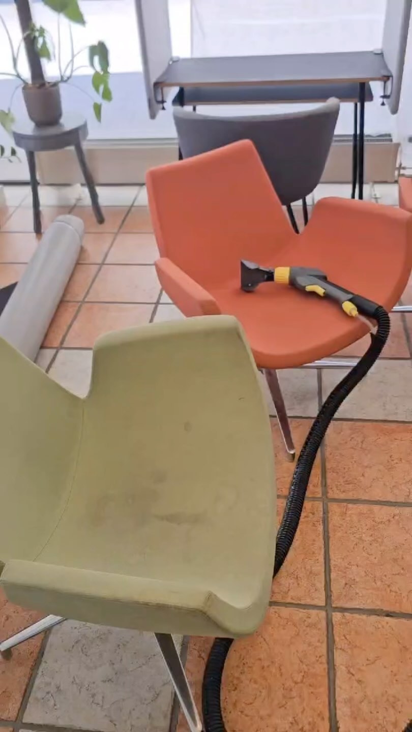 Vi har rengjort möblerna på Gnesta kommuns servicecenter #FlygandeMattan