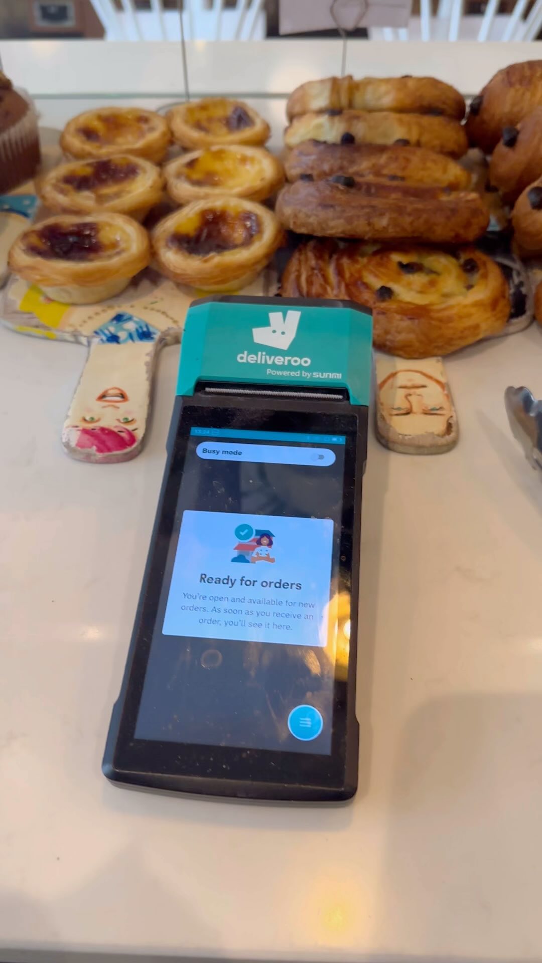 10 out of 10 for Aromas delivery services. DELIVERWOOHOOO! 🎉
Order your seasonal faves from your neighbourhood coffee shop by finding us on Deliveroo. 🏍️
BUT WAIT…
If you download and order through the Aromas loyalty app, you’ll receive a FREE LIMITED EDITION Spiced Pumpkin Dark Choccha Mocha… 🎃
What a perfect reward for taking those extra steps to get your food to go😉🚶
Take your pick ⚖️ 👀
Rewarding you 🏆
Love from your neighbourhood coffee shop,
Aromas 💙☕️
#Rewards #LoyaltyApp #Deliveroo #NeighbourhoodCoffeeShop #FavouriteFood #MediterraneanPlatter #MezzeBowl #TakeawayFood #CommunityEats #SurreyCoffeeShop #WeybridgeDining #SurreyCommunity