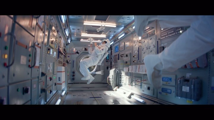 Oreo Space Dunk - a crazy fun shoot - yes we shot it in camera :-) with @vijaysawant.film @dharamv @hungry.films @vaibhavmorefilms @gunwantiii #anamorphic #zerogravity #space #oreo