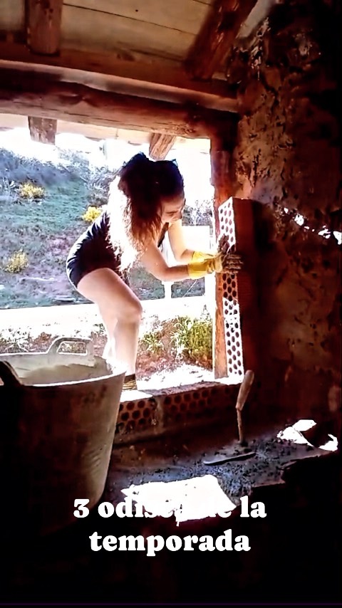 Ha llegado el buen tiempo y con él retomamos la obra de nuestro pajar/taller de ensueño.
La tercera de las odiseas previstas para esta temporada era poner la ventana por el agujero donde metían la paja a la planta alta y aunque no teníamos ninguna referencia recta, finalmente nos hemos ido con el trabajo hecho ✅
Dale al corazón o comenta si quieres seguir viéndonos en apuros 😅😅
.
.
.
#reforma #reformacasaantigua #reformapajar #reformataller #dentrodellapicero #taller #tallerarte #tallerdearte #tallerdeartista #tallerenlanaturaleza #naturaleza #entornonatural #pueblo #pueblos #pueblosmagicos #pueblosconencanto