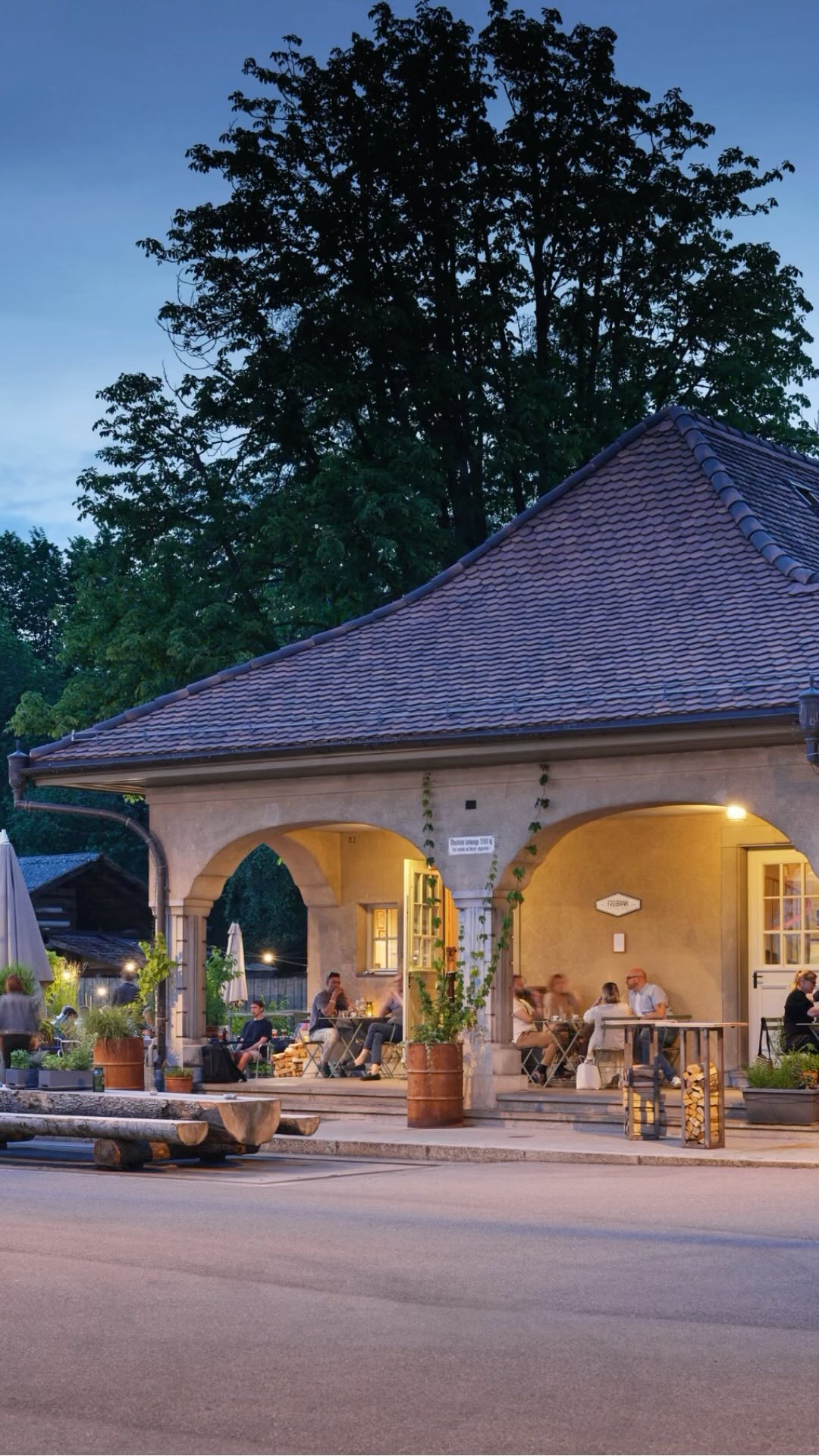 Wir suchen Dich!👋🙋♂️
Lust auf eine neue Herausforderung im Service?🙌
Wir bieten dir:
• Attraktive Arbeitszeiten
• Abwechslungsreicher Arbeitsplatz mit hohen Entwicklungsmöglichkeiten in einem dynamischen Unternehmen
• Faire, familiäre Arbeitsbedingungen
• Offene und transparente Kommunikation
Den Link zu den Stelleninseraten findest du in der Bio👆
Wir freuen uns auf deine Bewerbung!
#freibankbern
#wankdorfcity
#gastrojobs
#jobs
#jobsbern
#service
#hiring
#lieberinbärn
#eatlocal
#drinklocal