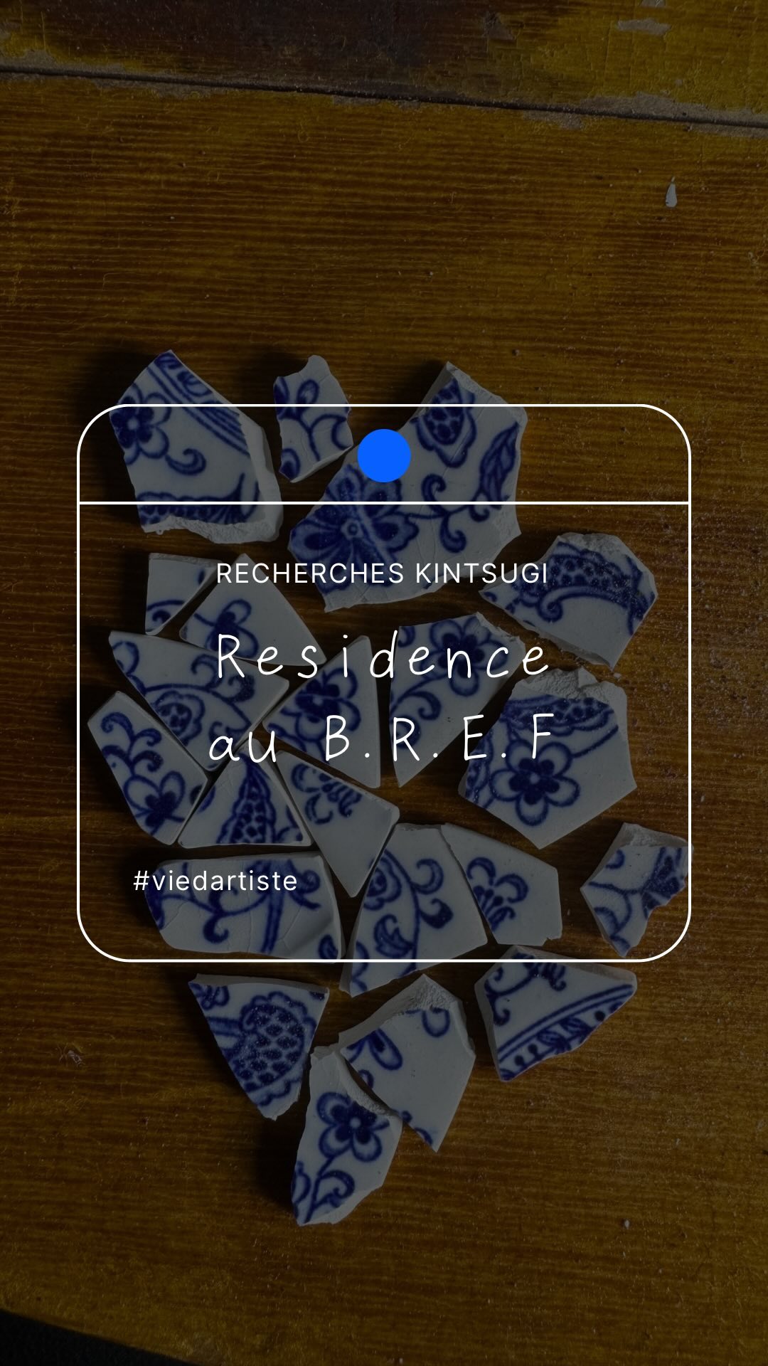 Dans le cœur de Vannes, une nouvelle aventure se dessine pour moi.
B.R.E.F ouvre ses portes dans ma vie, et cette pause céramique devient une grande respiration, une quête de sens et de beauté.
L’art du kintsugi, ce savoir-faire appris au Japon, et mon envie de redonner vie aux fragments, de sublimer les imperfections ou d’en créer avec différentes matières organiques.
C’est ici, dans ce havre de création, que je poursuivrai cette exploration.
Des éclats dorés dans les failles, une histoire dans chaque brisure, la résidence chez BREF est un écrin pour ma recherche pure.
Merci à cette ville, à ce lieu, à cette chance inespérée, de me permettre de transformer l’éphémère en éternité dans cette tornade qu’est la vie
💙
#kintsugi #résidence #art