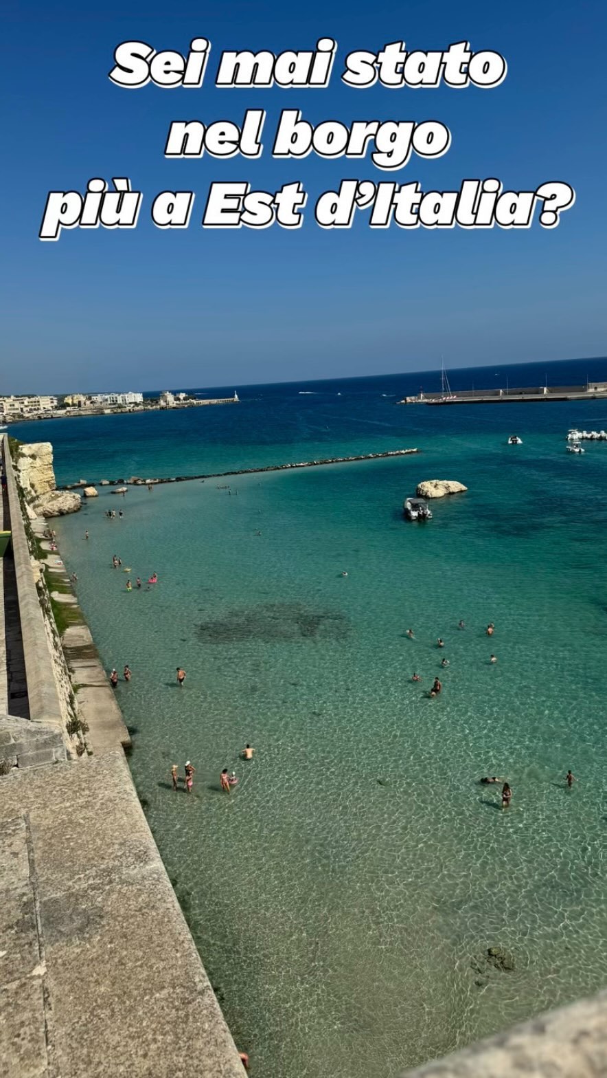 Hai mai visitato il borgo più a Est d’Italia?
Benvenuti a Otranto, una piccola cittadina in provincia di Lecce nominata come una delle ‘12 Small Towns’ da non perdere assolutamente!
💫 Camminare tra le sue strade acciottolate è come viaggiare tra diverse epoche: gli antichi romani la chiamavano Hydruntum, i turchi lasciarono delle cicatrici indelebili e i fantasmi delle sue mura sembrano voler sussurrare delle storie ormai dimenticate.
🏛️ Attraversa la porta Alfonsina, senti il vento del Mediterraneo sul volto, ammira il mare cristallino del porto e lasciati avvolgere dalla sua storia che sembra sempre in bilico tra sogno e realtà. Se esiste un luogo dove il tempo non segue una linea retta, è qui.
👉 E tu hai mai visitato Otranto?
👉🏻Salva questo reel e aggiungi Otranto alla lista dei viaggi da fare
Otranto | Salento |
Italia | Lecce
#otranto #salento #italia #puglia
#italy #italytravel