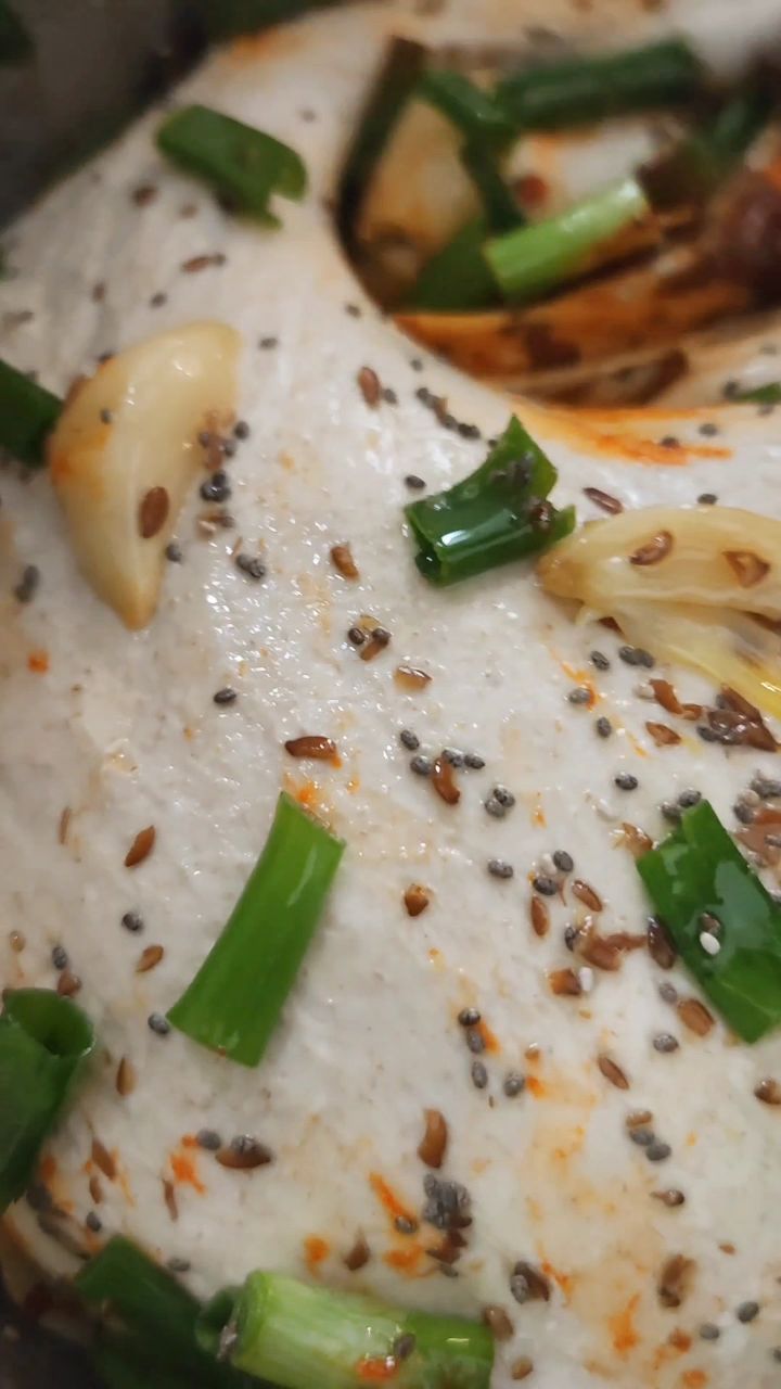 🌶️ So sieht unser Spicy Korea in einem kleinen Haushaltskneter aus 🔎
Vor der Bäckerei haben wir zu Hause nur kleine Mengen für uns gebacken 👨🏻🍳
#sauerteig
#sauerteigbrot
#sourdough
#berlinerbrot
#brotbacken
#brotbackenmachtglücklich
#berlinfood
#berlinfoodie
#berlinfoodguide