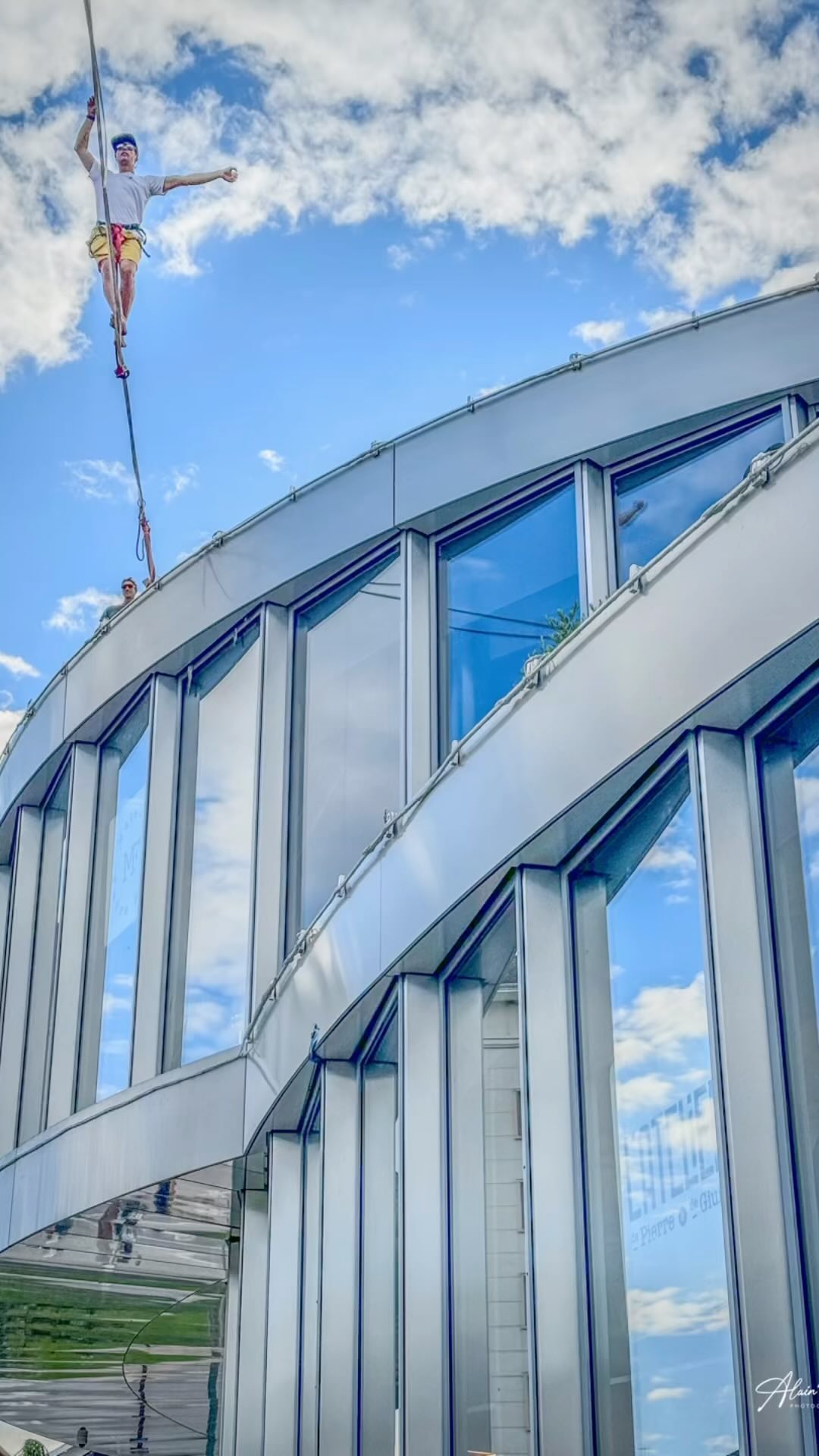 Démonstration de highline ce soir aux Galeries Lafayette d’Annecy. Belle initiative, bonne réalisation, bravo les artistes ! #galerieslafayetteannecy #galerieslafayette #highline #antoinemesnage #annecylake #annecy #photoslahaut