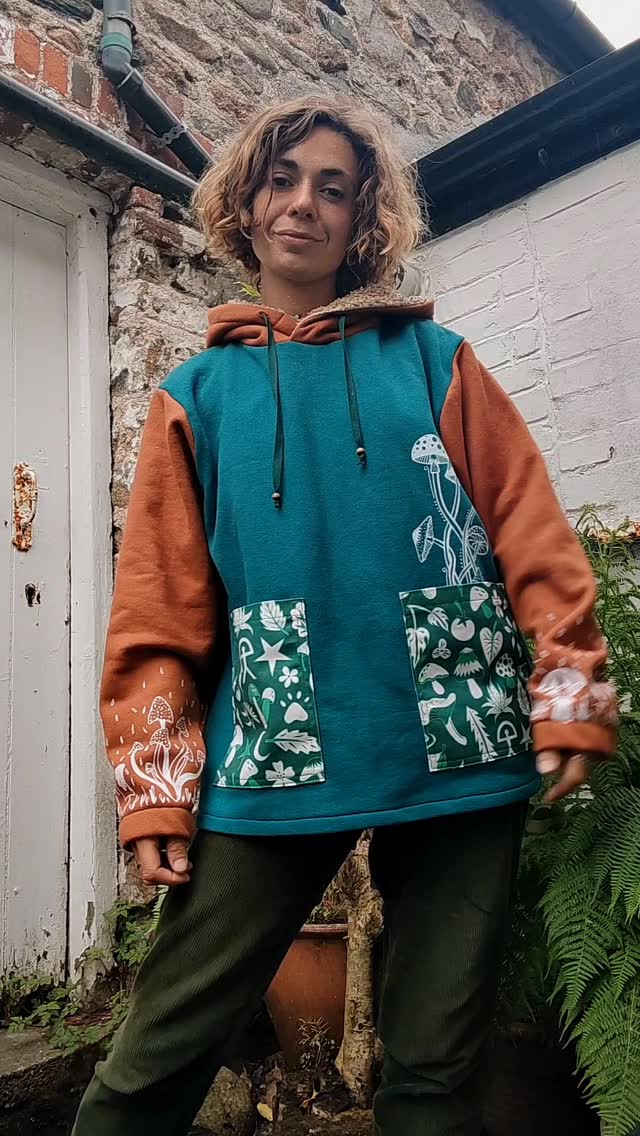 the original audio was just rain 😅 so much has gone on recently, working out where to go, moving twice, new product lines, a whole new career path, figuring out what actually was working for me and what wasn't, that I forgot about JUMPERS! 🤣 enjoyed making some today ready for @exerespect this weekend 🙏 if you want one like this drop me a message! happy to take custom orders 🖤
www.houseofbeanco.com
#botanical #hemp #hempclothing #sustainableclothing #handmade #madetoorder #smallbusiness #screenprint #mushrooms