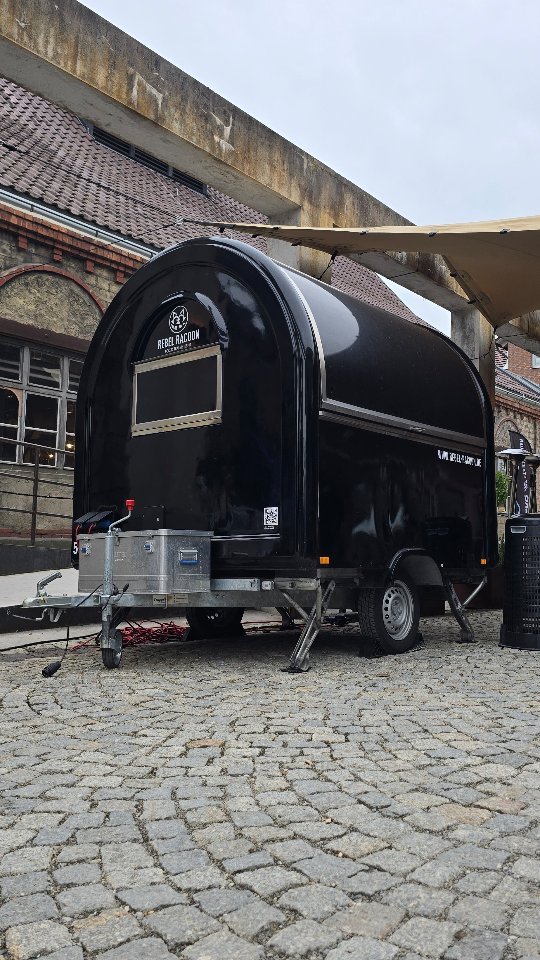 Diese Woche waren unser Rebel Racoon Foodtrailer in der atemberaubenden Location der Motorworld Metzingen zu Gast! Umgeben von stylischen Oldtimern und einer einzigartigen Atmosphäre, haben unsere Kunden leckere Kreationen serviert. Es war ein großartiger Tag voller guter Stimmung, fantastischem Essen und besonderen Momenten. Wir freuen uns schon auf das nächste Mal! 🦝🚚 #RebelRacoon #FoodtruckLife #MotorworldMetzingen #Streetfood #LeckerEssen
#supportlocal #foodporn #foodtrailer #selbstständig #oldtimer