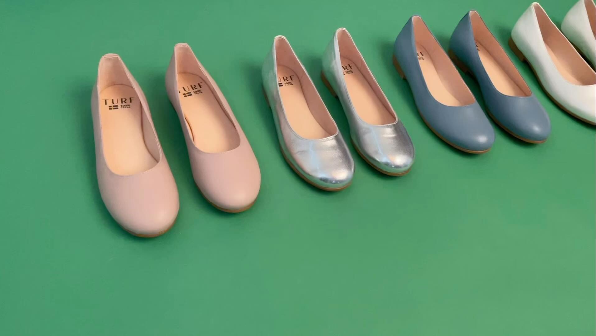 Modern flats in playful colors, life couldnโt get any better. Beyond style, Turf is equipped with a sweat-absorbing Wabsortex technology and memory foam insole to keep you comfortable all day long. ๐