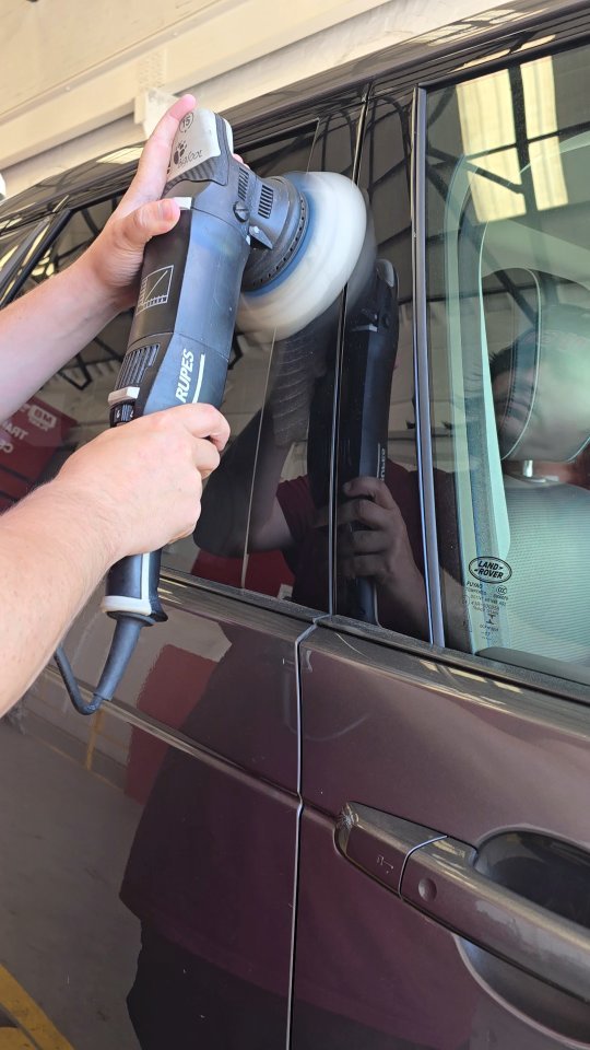 From grey and swirled to black and glossy, in a few quick steps
#mobiledetailing #dayswork #machinepolish #aberdeenshire #rangerover