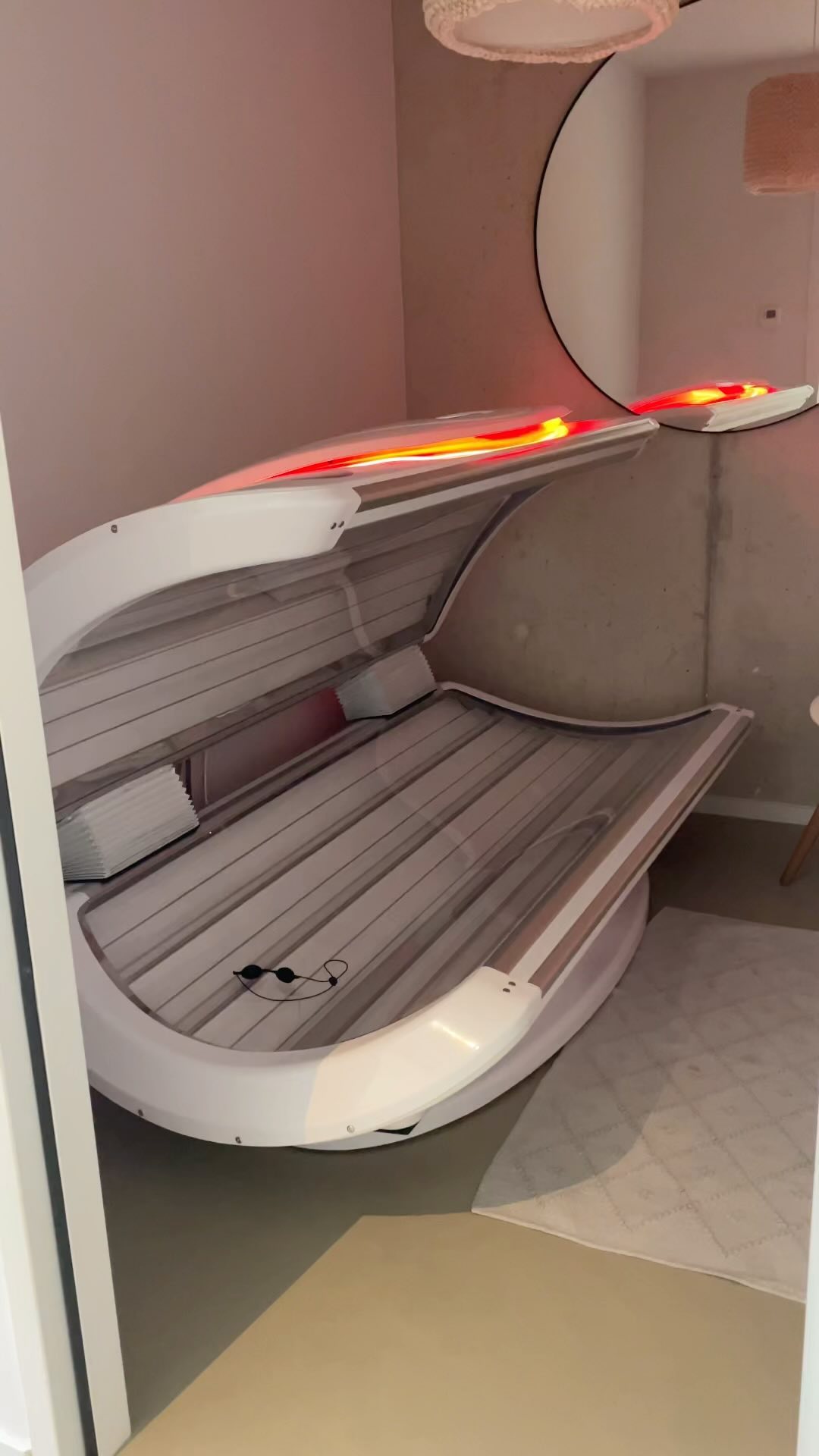 A tornado in the city!!!!! #amsterdam🇳🇱 Unleash the Power of Light Therapy! ✨
Looking for a cutting-edge approach to wellness in Amsterdam? Look no further than full body LED light therapy! This innovative treatment uses specific wavelengths of light to target various concerns, offering a range of incredible benefits:
Skin rejuvenation: Stimulate collagen production, reduce wrinkles, and promote a youthful glow.
Muscle recovery: Enhance post-workout recovery and reduce muscle soreness.
Pain relief: Experience targeted relief from pain and inflammation.
Introducing the Full body LED LIGHT THERAPY. Exceptional in Amsterdam !
We offer a state-of-the-art full body LED light therapy experience to help you achieve your wellness goals. 🌈⚡️💥🤩⭐️⭐️⭐️⭐️⭐️
#AmsterdamWellness #LEDLightTherapy #FullBodyHealth#collagenproduction#skinrejuvenation#musclerecovery#postworkoutrecovery#musclesoreness#ledlighttherapyamsterdam#ledlighttherapyspecialist. What are your biggest wellness goals?🤔 Limited spots available! Book your consultation today!
#linkinbio