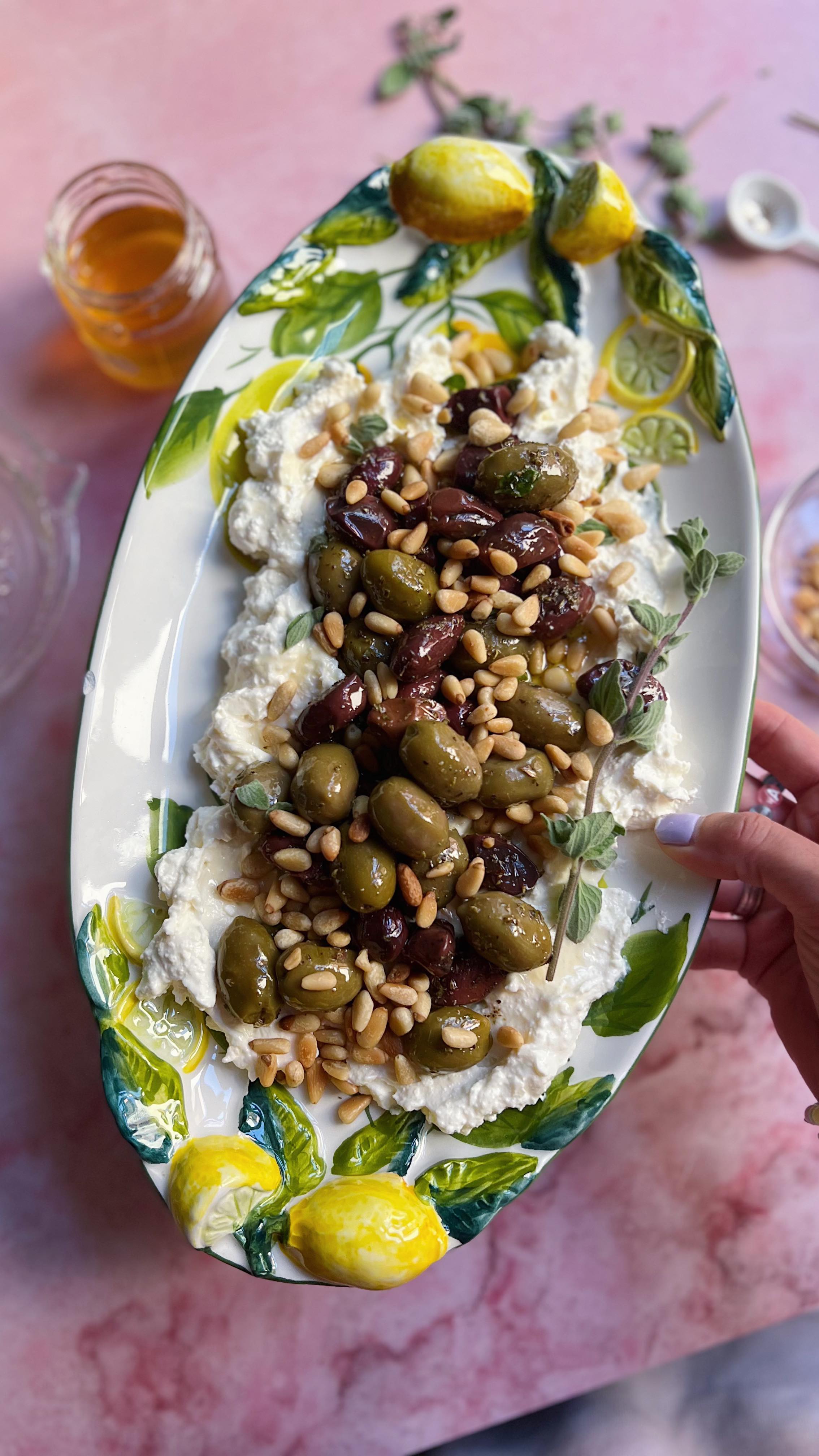 FETABOARD. Wer liebt Feta? Foodboards liebe ich ja sowieso sehr und da ich nach dem Urlaub noch ganz verliebt bin in die griechische Küche, musste ich das einfach mal testen und es ist soo lecker geworden. Beim nächsten Grillabend oder Picknick sicher ein kleines Highlight auf dem Buffet. 🥰
Und so geht’s:
Einen Feta in grobe Stücke teilen
Mit 2-3 EL griechischem Joghurt
Zwei kleinen oder einer großen Knoblauchzehe
& frischem Zitronensaft einer Zitrone pürieren.
Die Fetacrème auf einem Teller oder einer schönen Platte verstreichen.
Etwas Honig und Zitronensaft darüber geben. 🍯🍋
Oliven mit etwas Olivenöl und getrockneten Kräutern marinieren und mittig auf der Fetacrème verteilen. 🫒 Ich habe eine Mischung aus schwarzen und grünen Oliven genommen, die ich aus Griechenland mitgebracht hatte. Du kannst einfach deine Lieblingsoliven nehmen. Und wer keine Oliven mag, kann auch einfach andere Antipasti nehmen.
Noch etwas frischen Oregano zur Verzierung & geröstete Pinienkerne darüber verteilen.
Mit Baguette dippen 🤩🙌🎉
Ich liebe es, was denkst du?
🫒🍋🍯🥳
Deine Lara
#rezept #feta #fetaboard #olive #foodblogger #einfacherezepte #einfachkochen #grillen #picknick