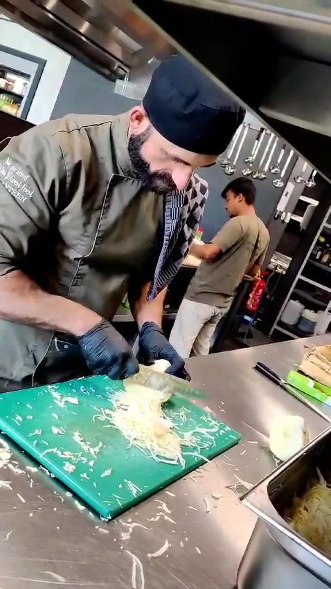 Who’s faster? 🚀
#WeCanteen #bedrijfscatering #bream #FastAsAChef #CuttingSkills