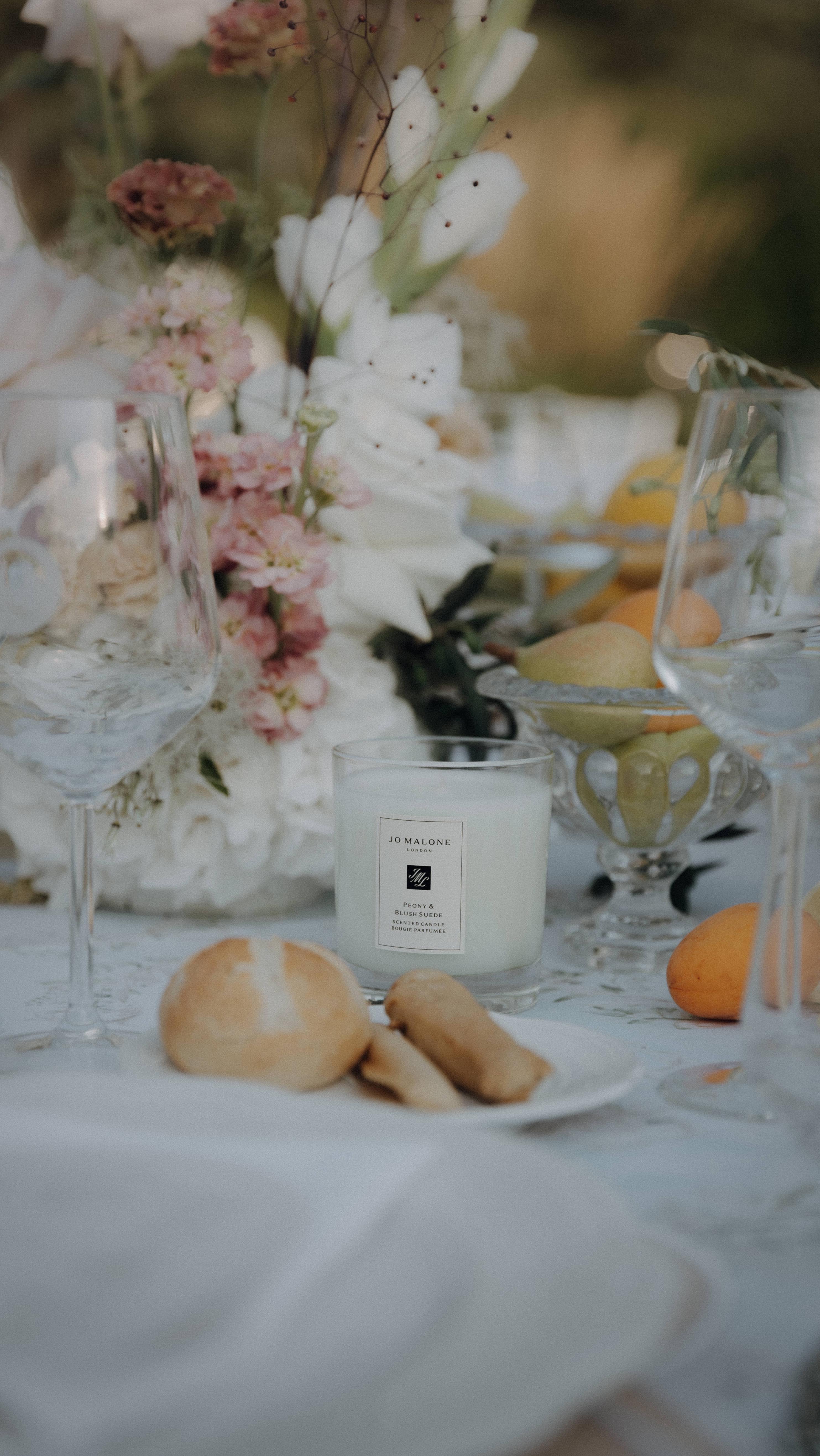 Ein kleiner, aber feiner Einblick in diese zauberhafte Hochzeit vor zwei Wochen…
Die Farbkombination und dieser kleine Akzent mit zartem gelb war einfach das absolute Highlight🤍
Tatsächlich hatten wir uns zum Teil zu diese Farbkombi erst vor Ort entschieden.
Denn ohne diesen Farbakzent finde ich wären die Pastellfarben gar nicht so zur Geltung gekommen.
#tabledecoration
#farbakzente
#yellow
#wedding
#italy
#destinationwedding