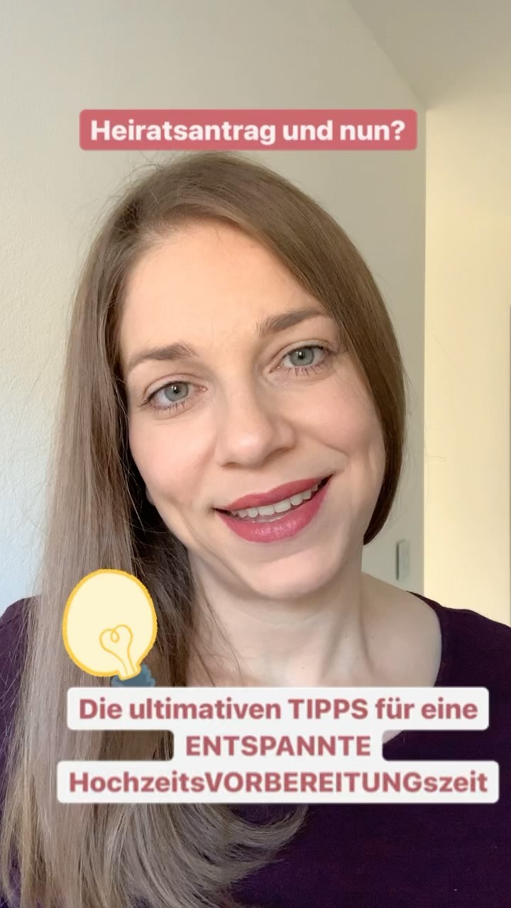 Themenmonat Februar - Heiratsantrag und nun?
Psst 🤫 Bald ist Valentinstag. Hofft ihr auf den langersehnten Antrag? 🌹 Oder steckt ihr schon mitten in den Planungen?
Egal wie, unser ultimativer Traurednerinnen-Tipp für euch ist: ALWAYS HAVE FUN ❤️
Wie euch das gelingen kann:
💥 Always have fun beginnt bereits ganz am Anfang. Falls ihr das Gefühl habt, ihr habt euch schon verzettelt, geht noch mal einen Schritt zurück und macht euch mit eurer:eurem liebsten einen schönen Abend (oder schönen Sonntag) und sprecht über eure Wünsche, Ängste und Bedürfnisse rund um euren großen Tag.
💥 Schreibt eine Unverhandelbarliste! Hier kommt alles drauf, was euch super wichtig ist. Solltet ihr z.B. im Laufe der Planungen aufgrund des Budgets Abstriche machen müssen, erinnert euch ein Blick hierauf an die wirklich wichtigen Dinge. Und das andere verliert an Bedeutung und zieht euch nicht mehr runter.
💥 Sucht euch Dienstleister:innen, die immer ein offenes Ohr haben, eure Wünsche sehen und auch bei Problemen ansprechbar sind.
💥 Und noch ein wichtiger Punkt von ehemaliger Braut zu künftiger Braut oder Bräutigam: Hängt euch nicht an Kleinigkeiten auf. Manches kann man nicht ändern. Den Gästen bleibt viel mehr in Erinnerung, ob ihr an eurem Hochzeitstag Spaß hattet, gut gelaunt und locker gewesen seid, als die Farbnuance der Serviette.
In diesem Sinne - ALWAYS HAVE FUN 💥
Übrigens: Solltet ihr noch auf der Suche nach einer sympathischen, herzlichen und kreativen Traurednerin sein, durch unseren Teamvorteil haben wir in 2022 noch vereinzelt Termine frei. Wir kreieren eure individuelle und sehr persönliche Traurede, die euch widerspiegelt und eure Gäste in den Bann zieht 🥰❤️
#hochzeit #heiraten #heiraten2022 #heiraten2023 #heiraten2023bayern #heiratsantrag #heiratsantrag💍 #freietrauung #traurede #traurednerin #hochzeitsrednerin #heirateninfranken #heirateninbayern #berghochzeit #hochzeitamsee #hochzeitammeer #hochzeitsinspiration #hochzeitsinspo #spassamleben #teamwortefuerdieewigkeit