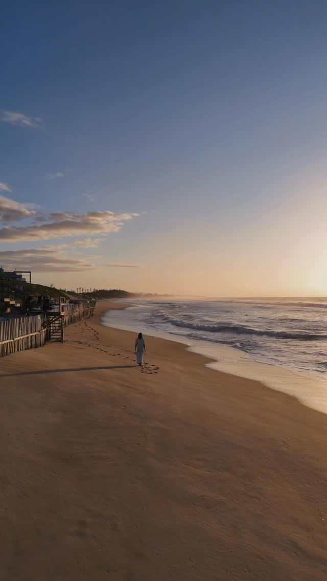 Acordar cedo tem suas recompensas — e essa vista é uma delas. 🌅
O sol nasceu, o drone voou… e a beleza desse apartamento ficou ainda mais evidente.
Porque quando o imóvel é incrível, a gente faz questão de mostrar no melhor ângulo (e na melhor luz). ✨
#NascerDoSol #ImóvelComVista #ApartamentoDosSonhos #DroneView #VistaPrivilegiada #Florianópolis #AndreaCardosoImobiliária