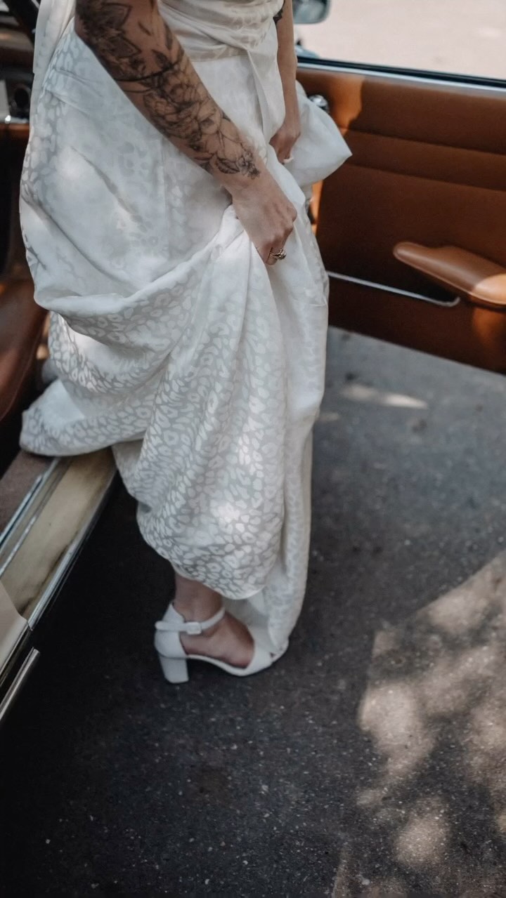 Style Shooting - Part 5
Es gab zum zweiten Deko-Setting auch noch neue Outfits! @braut_trifft_kleid & @modemaxhansen_herren haben uns nicht nur mit einem Outfit unterstützt sondern gleich mit zweien!
Und der liebe Mann von @madeleinehahnefeld hat uns sogar noch mit seinem tollen Oldtimer unterstützt 🫶🏼
#heiratenimnorden #heirateninschleswigholstein #hochzeitsfotografie #hochzeitsfotograf