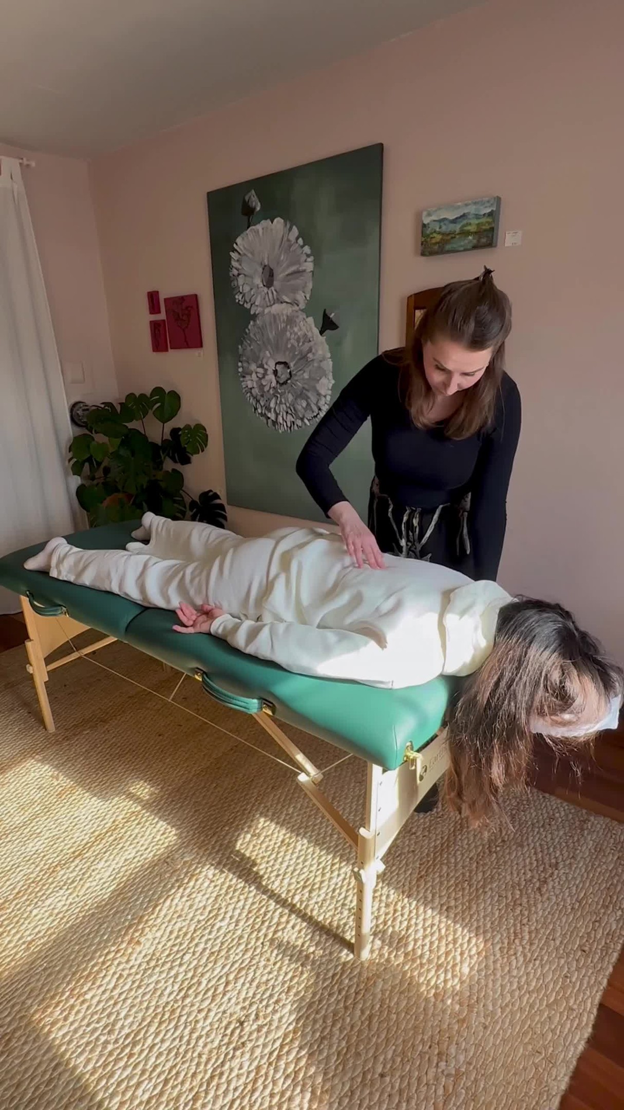 How to Read the Body in Spinal Energetics?
In Spinal Energetics, the practitioner becomes a mirror for the clients to heal themselves. A skilled practitioner reads the energy field, tuning into the feedback present during the session. The more open and concept-free the practitioner remains, the better they can connect to the client’s energy field.
Once connected, the practitioner identifies an access point within the client's physical body where energy is bound or stuck. Through gentle touch and intention, Practitioner brings the client's awareness to this area, allowing the body’s innate intelligence to do the rest and unwind that tension. 🌿
🇵🇱 Jak Odczytywać Ciało w Spinal Energetics?
W Spinal Energetics praktyk staje się lustrem, które prowadzi klienta do samouzdrawiania. Doświadczony praktyk odczytuje pole energetyczne, dostrajając się do informacji zwrotnych obecnych podczas sesji. Im bardziej otwarty i wolny od koncepcji pozostaje praktyk, tym lepiej może połączyć się z polem energetycznym klienta.
Po nawiązaniu kontaktu, praktyk identyfikuje punkt w ciele fizycznym klienta, gdzie energia jest zablokowana lub zastygła. Poprzez delikatny dotyk i intencję, praktyk kieruje uwagę klienta na to miejsce, pozwalając, by naturalna inteligencja ciała wykonała resztę i uwolniła napięcie. 🌿
.
.
.
#spinalenergetics #energywork #holistichealing #bodymindspirit #naturalhealing #EnergeticAlignment #mindbodyconnection #reiki #Kundalini #kundaliniactivation
#PracaZEnergią #HolistyczneUzdrawianie #CiałoUmysłDuch #Kundalini #AktywacjaKundalini