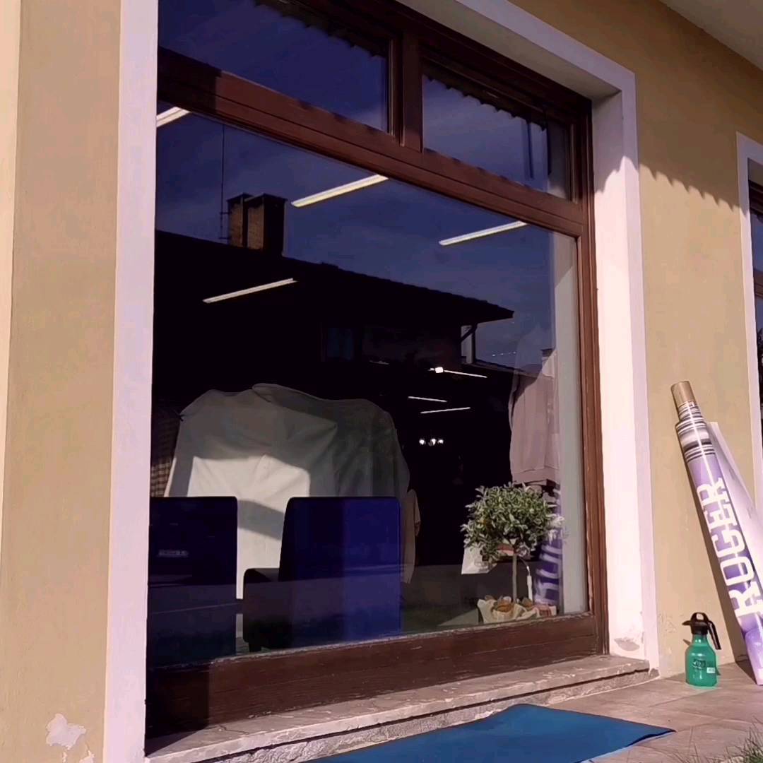 Rivestimento delle vetrine con adesivi persinalizzati, per aumentare la visibilità del negozio.
.
Cliente: @roger.abbigliamento
.
#grafica #brand #fashion #abbigliamentodonna