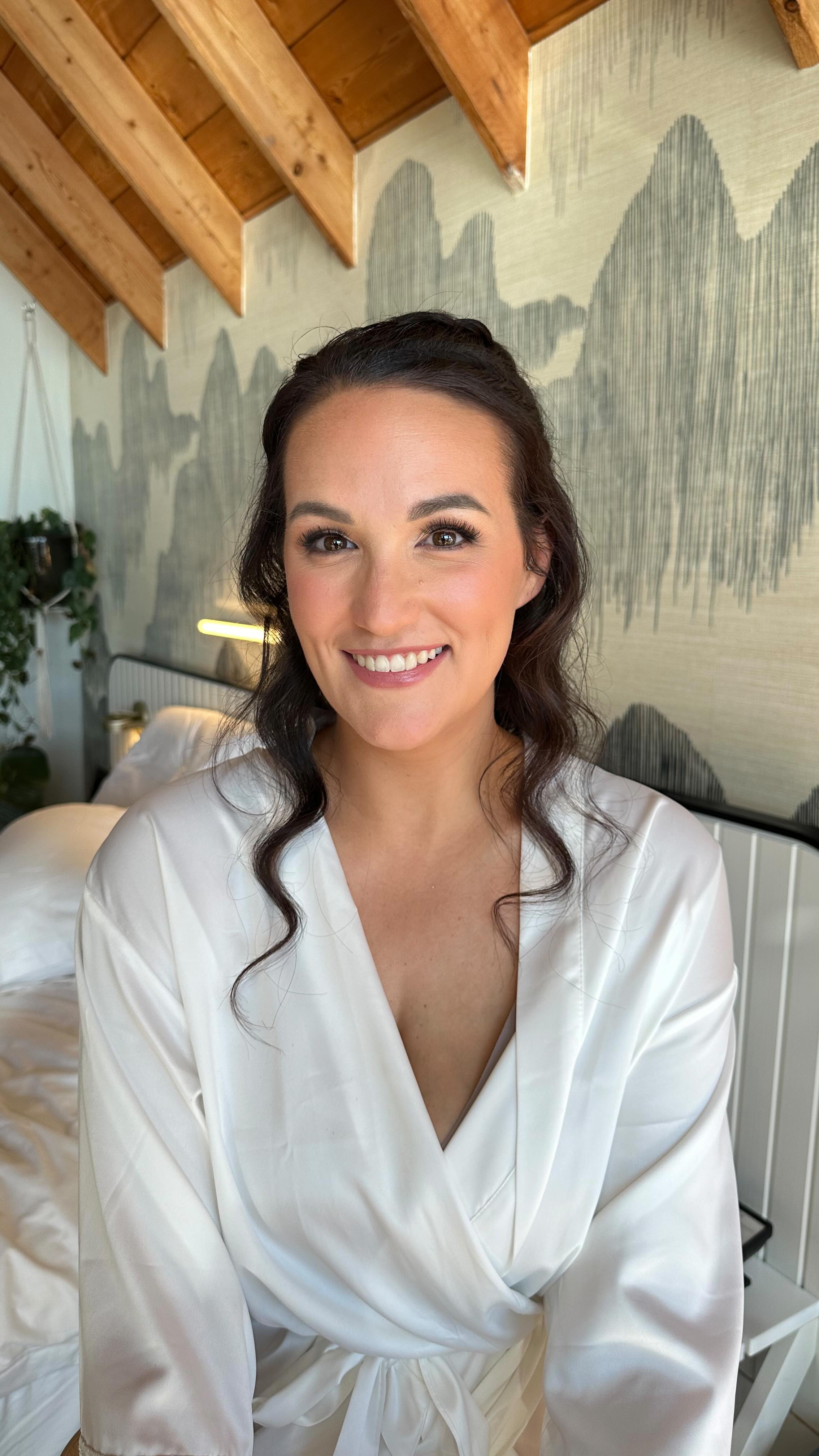 Day in the life of a bridal Beauty artist ✨✨✨✨✨✨✨✨✨✨✨✨✨✨
Makeup + hair for my bride Laurence at @drakedevonshire in Prince Edward County! 💖
💄used:
Skin prep @embryolisseca
@armanibeauty luminous silk foundation
@tartecosmetics shape tape radiant concealer
@charlottetilbury flawless airbrush powder
@iconic.london bronzer powder
Eyes @charlottetilbury @viseart @diorbeauty
@hourglasscosmetics blush
@ardellbeauty cluster individual lashes
@lorealparis voluminous waterproof mascara
@maybelline vinyl liquid lipsticks
@maccosmetics fix + stay 16hr setting spray
Want to work with me? Click the link on my BIO to book! 📩
——————————————-
KINGSTON, Prince Edward County, 1000 islands + Surrounding area✨
➡️ BOOKING FOR 2025! ⬅️
Limited 2024 dates left! And currently booking 2025. To avoid disappointment, book your wedding/special event makeup now! 💖
#colourationsmakeup
www.colourations.ca
Fb: www.facebook.com/colourationsmakeup
.
#kingstonontario #pecbride #ottawamakeupartist #1000islandsmakeupartist #visitthecounty #pecweddings #quinteweddings#princeedwardcountymakeupartist #ygkmakeup #ygkmakeupartist #ygkbride #pictonwedding #613bride #613weddings #ygkweddings #ygkwedding #pecmua #pecmakeupartist #pecwedding #bayofquinte #bridalmakeup #1000islandsweddings #613hairstylist #1000islandswedding #ygkhairstylist #princeedwardcounty
#princeedwardcountywedding #easternontarioweddings