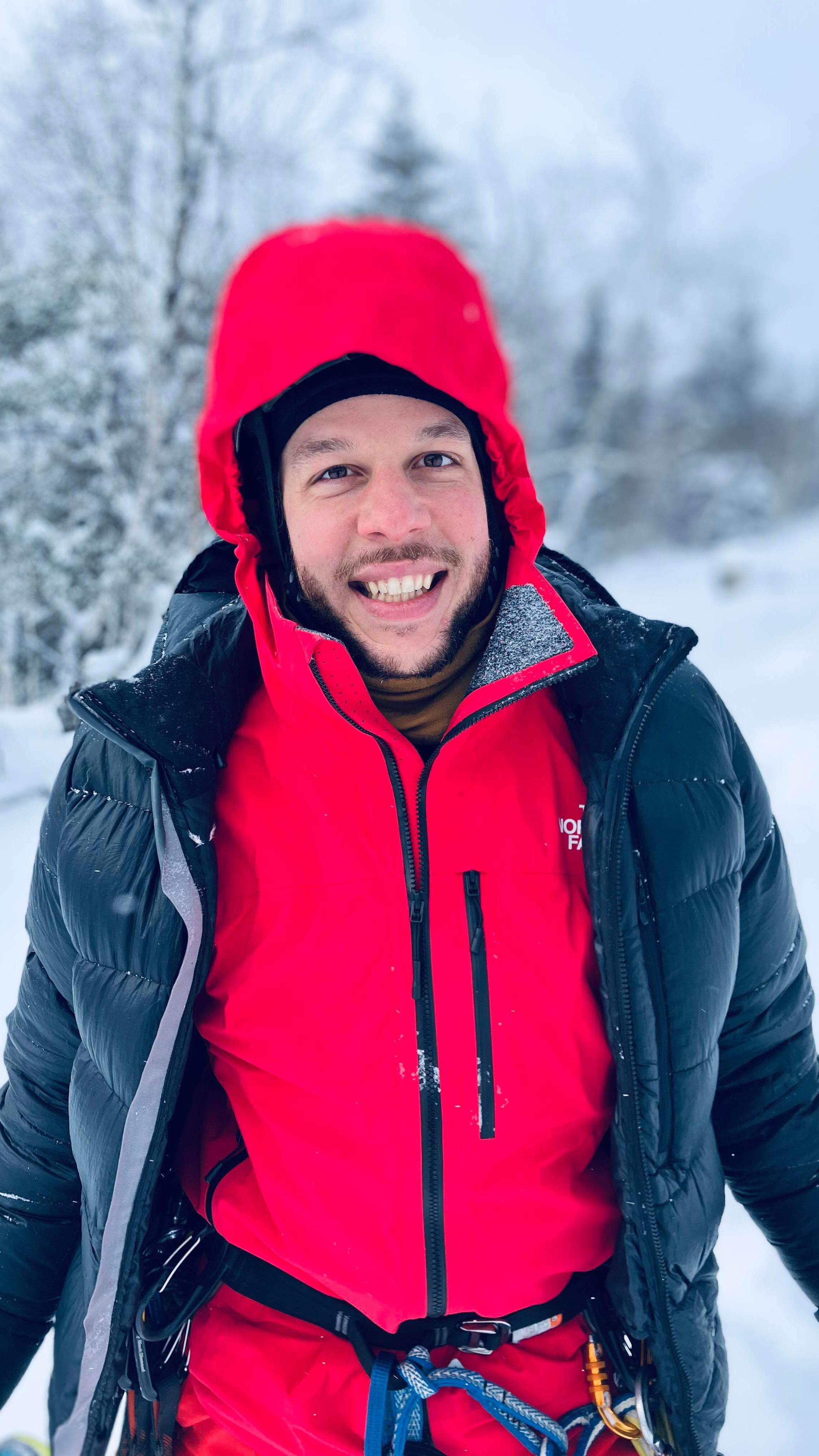 Ça faisait longtemps
que je n’avais pas profité de l’hiver abitibien
pendant une aussi longue période consécutive
je me rappelais la beauté
mais pas
le vertige
ni le ciel qui fait un
du décor permafrost
la fureur de vivre
avec moi au milieu
Il y a la glace
la montée
le sommet
le froid
l’endurance
la douleur
la fierté
la passion
l’isolement
l’apaisement
et puis y’a les gens
qui mettent un peu de chaleur
dans chacun de nos pas
parce qu’avant tout
il y a le partage
et la solidarité d’une communauté
de passionné.e.s
pour un sport
qui est en fait
un mode de vie
Whatever it is
trouve ton monde
trouve ta place
trouve ce qui te fait vibrer
pi go all in !
parce que vivre en phase avec nous-mêmes
crée cet espace
dans le fond de notre ventre
cet espace
essentiel à accomplir des choses
plus grandes que nous
un projet
une famille
un voyage
un couple
une révolution!
toute se peut
faut juste avoir l’espace
en-dedans
pour rêver
pour aimer
se doter d’un espace
libre
à grands coups de passions
de vibrations
de self-care
et de self-love
Sors dehors
crée l’espace
🌓
—
✨ Petit medley artistico-sono-poètico-visuel de nos récentes sorties de glace avec la gang. Ça donne ça, on fait des tests haha!
📷 Les photos de grimpe sont principalement de Phil Larouche (@campdebaseabitibi) et @turgsebas, les portraits, de @turgsebas et celles au sommet ainsi que la vidéo sont de moi.
🎶 L’inspiration pour la musique provient d’une suggestion de @maika.nadon 🙏🏼💜
❄️ Je serai en Abitibi jusqu’à fin-février, avant de rebondir vers d’autres aventures ensoleillées! D’ici là, je compte profiter pleinement des richesses uniques qu’a à nous offrir notre beau territoire nordique.
🧗🏻♂️ Si vous aussi, ça vous tente d’essayer l’expérience de l’escalade de glace, entre ami.e.s, en famille ou en solo, contactez Philippe de 👉🏼 @campdebaseabitibi qui offre des services hors pair de guide et d’initiation partout en Abitibi! C’est pour tout le monde et il n’y a pas d’âge pour commencer! Lancez-vous! 🙌🏼
.
.
.
#poesienordique #poesie #poesieressac #iceclimbing #escalade #abitibi #winterlover #hiver #letsplayoutside #climbinglife #jazz #jazzyourwaythroughlife