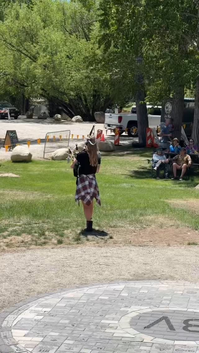John Denver probably didn’t see this one coming 🎶 Country Roads on bagpipes! 🤘 Thank you to @the_whiskey_sweets and @buenavistacolorado for inviting me to join you on @bvlegacystage for the Summer Concert Series!! I 🩵 our wee town.
#bagpipes #bagpiper #bagpipesrock #bagpipesanddrums #bagpipers #bagpipemusic #alpinebagpiper #music #celticmusic #salida #buenavista #bagrock