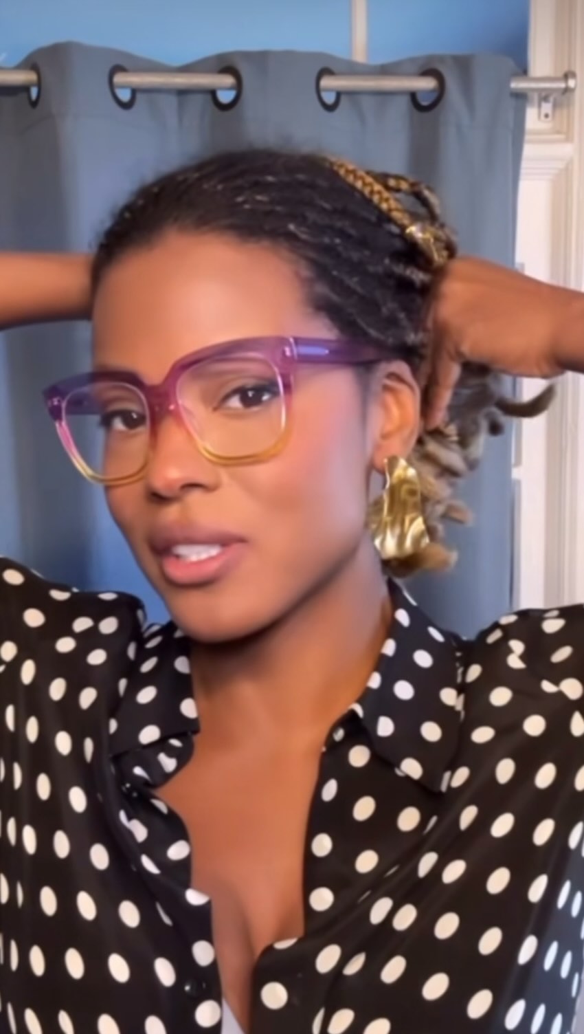 Love a sculpted gold earring and especially love seeing them on this talented beauty! @cassiedamsel Aunt Viv absolutely slays her role on @belairpeacock and this season is no different!! We all love her in this little village by the sea of Red Hook, Brooklyn. XO!! ❤️🪝❤️