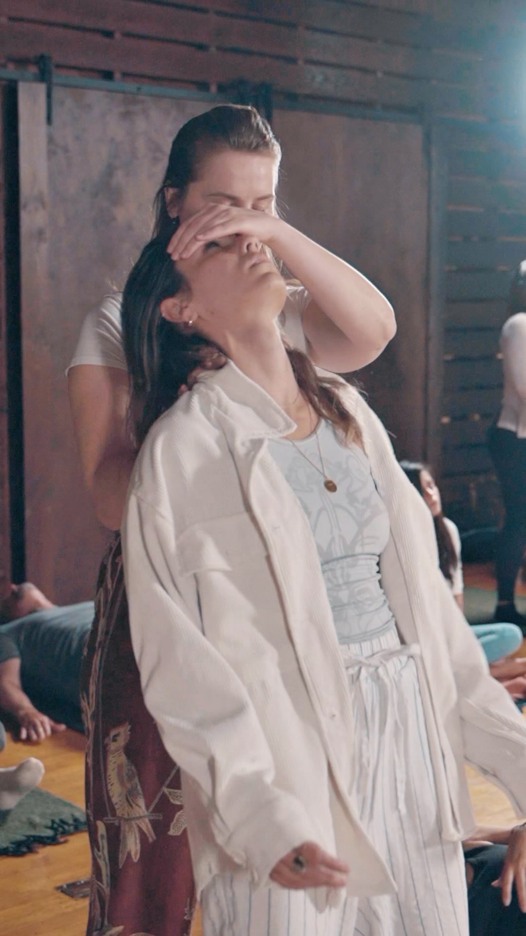 How Does Kundalini Rewire the Brain?
Our minds operate on deeply ingrained neural pathways, like software installed in our early years 🧠💻. These pathways run automatically in our subconscious, shaping our thoughts, actions, and beliefs—often without us realizing it 🤖. While changing this “programming” is challenging, Kundalini Activation offers a powerful way to do so.
Kundalini energy connects us directly to our Divine nature—the universal vibration of unconditional love 💖🌍. When this profound force awakens within us, it dissolves old patterns and limitations, freeing us from the subconscious programming that once held us back 🔓✨. This is where miracles happen, as we reconnect with our true essence and embrace the limitless possibilities of life.
🇵🇱 Jak Kundalini Przeprogramowuje Umysł?
Nasz umysł działa na głęboko zakorzenionych ścieżkach neuronowych, jak oprogramowanie zainstalowane we wczesnych latach życia 🧠💻. Te ścieżki działają automatycznie w naszej podświadomości, kształtując myśli, działania i przekonania—często bez naszej świadomości 🤖. Zmiana tego “oprogramowania” jest trudna, ale Aktywacja Kundalini oferuje potężny sposób na to.
Energia Kundalini łączy nas bezpośrednio z naszą Boską naturą—uniwersalną wibracją bezwarunkowej miłości 💖🌍. Kiedy ta głęboka siła budzi się w nas, rozpuszcza stare wzorce i ograniczenia, uwalniając nas od podświadomego programowania, które nas wcześniej ograniczało 🔓✨. To tutaj dzieją się cuda, gdy ponownie łączymy się z naszą prawdziwą istotą i obejmujemy nieograniczone możliwości życia.
#Kundalini #Neuroplastyczność #BoskiePołączenie #DuchowePrzebudzenie #KundaliniActivation #Neuroplasticity #RewireYourBrain #DivineConnection #SpiritualAwakening #TraumaRelease