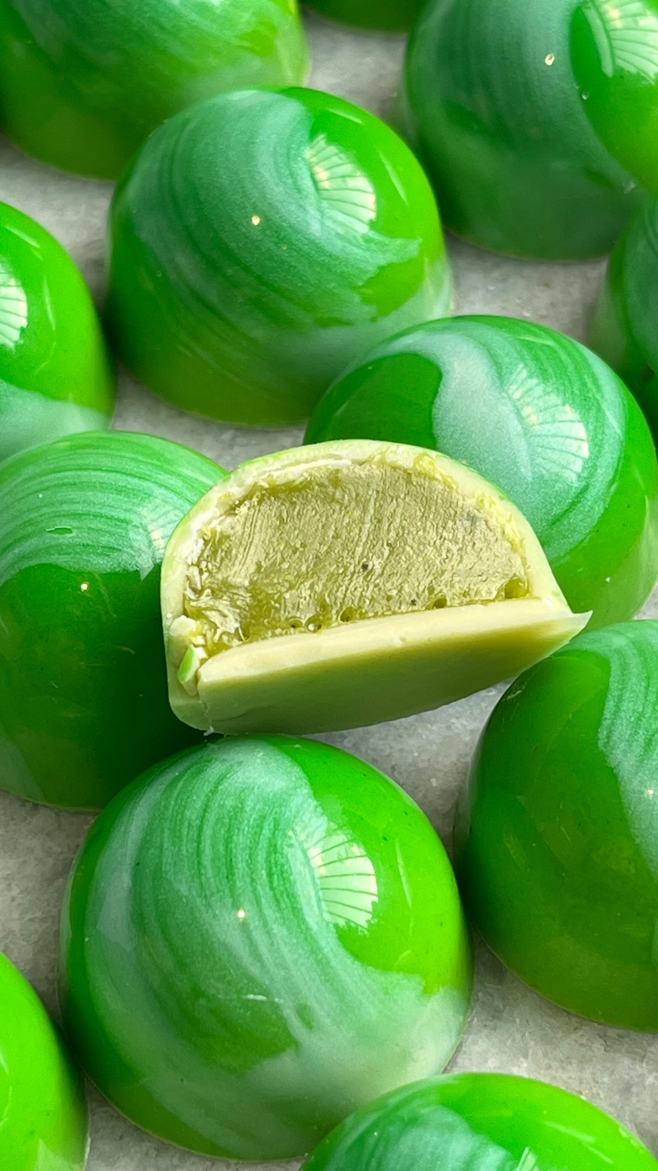 Discover one of our latest addition:
Matcha & Coconut bonbon 🍵🥥
Matcha and coconut infused white chocolate ganache encased in a creamy white chocolate shell.
* White chocolate lovers this one is for you 🤍
One option among our selection of ten other unique flavours to be discovered and available this week at the following market 👇🏼
@partridgesfoods 📍
🗓️ Saturday 21st of September
⏰ 10:30am to 4pm
For more info visit:
www.azurachocolat.com
See you soon 🥂🍁
________
#choco #chocolovers #artisanmade #chocolatebonbons #matcha #matchachocolate #artisanchocolate #finefood #finechocolate #handmade #handmadechocolates #beantobar #plantbasedchocolate #craftchocolate #veganoptionchocolate #chelseamarket #finefoodmarket #londonfoodies