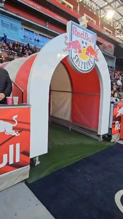 Heute durften unsere Kids beim @fcredbullsalzburg mit einlaufen ❄️🎉⚽️
#fussball #kidsontour #nachwuchs #einfachlässig #rasenstattpiste