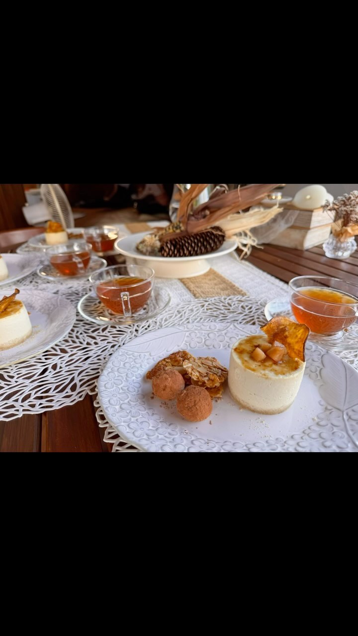 〜𝒀𝒐𝒈𝒂 𝒙 𝑹𝒂𝒘 𝒔𝒘𝒆𝒆𝒕𝒔 𝒄𝒐𝒍𝒍𝒂𝒃𝒐𝒓𝒂𝒕𝒊𝒐𝒏 𝒆𝒗𝒆𝒏𝒕 〜
ヨガ×ロースイーツ
@premanatomoco による身体に向き合うヨガ𓀡
今回のテーマは『疲労回復ヨガ』
アクティブな動きも取り入れつつ、
しっかりと一人ひとりの
“ここ”に応えてくれるヨガ。
始まりと終わりで体の緩み方がちがう!
思考回路もスッキリさせられました。
そして、
【 本日のスイーツプレート𓎩 】
𓊯 発酵Rawアップルカスタード
𓇨 エルダーフラワーのヴィーガンチュイール
𓊱 酒粕レーズントリュフ
𖠚ᐝ エルダーフラワーのコンブチャ
アップルカスタードは
Rawカスタードクリームに
発酵さつまいも餡とりんごのコンポート風を
包み込んだ華やかな秋を感じる一品🍂
酒粕レーズントリュフは
ふわっと優しいお酒の香りに
レーズンがさりげなく隠れてて
ちょっとした大人のおやつです
今回は“エルダーフラワー”が影の主役𓇗
サクサクッと食感のいいチュイールと、
コンブチャを優しく演出してくれています
エルダーフラワーはこの季節大活躍のハーブ🌿
風邪やインフルエンザ予防、鼻・喉の乾燥や
鼻風邪、アレルギー対策に重宝します
︎︎コンブチャと合わせていただくことで
腸活やさらなる抗酸化作用が見込めます
適度な甘さとスパークリングがとても美味しいですよ❤︎︎
次回もお楽しみに…✽ᐝ
(日程はまた後日…)
˚˙༓࿇༓˙˚˙༓࿇༓˙˚˙༓࿇༓˙˚
◆日時
現在未定(リクエストで開催可)
◆費用
3,000円
◆内容
ヨガ 60分 + カフェタイム(スイーツ+ドリンク付き)
◆場所
@lohastic
✻少人数しか入れませんので、定員に達し次第締め切らさせていただきます。ご了承ください。
º· .•*¨✼ºᵒ••ᵒº° ˚°ºᵒ••ᵒº.✼¨*•.* ゚
《10月スケジュール》
11、15、18、23〜25、28〜31日
スピリチュアルカウンセリング
17日(満月)
光のローチョコBOX販売
22、26日
発酵Rawモンブラン レッスン
12、16、19、20、27日
お休み
上記日程以外で
ロースイーツのテイクアウト&リクエストレッスン
スピリチュアルカウンセリング受付中♪
(土日祝日はテイクアウトはお休みです)
⁎⑅⃝⁎୨୧⁎⑅⃝⁎୨୧⁎⑅⃝⁎୨୧⁎⑅⃝⁎୨୧⁎⑅⃝⁎୨୧⁎⑅⃝
《募集中講座》
🌿ロースイーツパティシエ認定講座
→ロースイーツのノウハウを学びます
🌿ローショコラパティシエ講座
→ローチョコレートに特化した講座です
🌿他リクエスト可能
🌹花おはぎレッスン
ヴィーガン仕様のあんこを使った可愛いお花絞り
🌹ショコラフラワー講座
仕様の違う3種類のチョコレートでお花絞り
🌿𝒍𝒐𝒉𝒂𝒔𝑻𝑰𝑪 𝒔𝒘𝒆𝒆𝒕𝒔は
日本ヘルシーフード協会
『ロースイーツパティシエ』
『ローショコラパティシエ』
𝒓𝒂𝒘&𝒓𝒂𝒘認定校になります
@𝗋𝖺𝗐𝗌𝗐𝖾𝖾𝗍𝗌.𝖺𝗄𝗂.𝗏𝖾𝗀𝖾𝖻𝗂𝗈
🍎発酵料理教室 円居認定講師
🌹社)𝑨𝑳𝑨
『ショコラフラワー認定講師』
になります
*・゚゚・*:.。..。.:*・゚゚・*:.。. .。.:**・゚゚・*:.。..。.:*・゚゚・*:.。.
《𝒍𝒐𝒉𝒂𝒔𝑻𝑰𝑪 𝒔𝒘𝒆𝒆𝒕𝒔》
ロースイーツ/花おはぎ/ベビー教室/スピリチュアルサロン
☆𝑳𝑰𝑵𝑬 (𝑰𝑫→@𝟥𝟩𝟨𝗊𝗎𝗏𝗅𝗂)のお友達追加で
ロースイーツレッスンがお得に受けられるクーポン配布中♡
スピリチュアルアカウント
@lohastic_orb
#ローショコラパティシエ #ローショコラ #ローチョコレート #ロースイーツ大好き #ローチョコレートレッスン #ローチョコレート教室 #ヴィーガンスイーツレッスン #ヴィーガンお菓子 #オーガニックスイーツ #プラントベーススイーツ #身体に優しいお菓子 #グルテンフリーのお菓子 #発酵おやつ #発酵ジュース #発酵シロップ #発酵スイーツ #フィトセラピー #phytotherapy #植物療法 #静岡花おはぎ #ロースイーツオンラインレッスン #子連れ参加 #ロハスチックスイーツ #ロースイーツ講座 #𝚛𝚊𝚠𝚜𝚠𝚎𝚎𝚝𝚜𝚕𝚎𝚜𝚜𝚘𝚗 #ロースイーツ教室 #ロースイーツ焼津 #ロースイーツ静岡 #焼津ママ