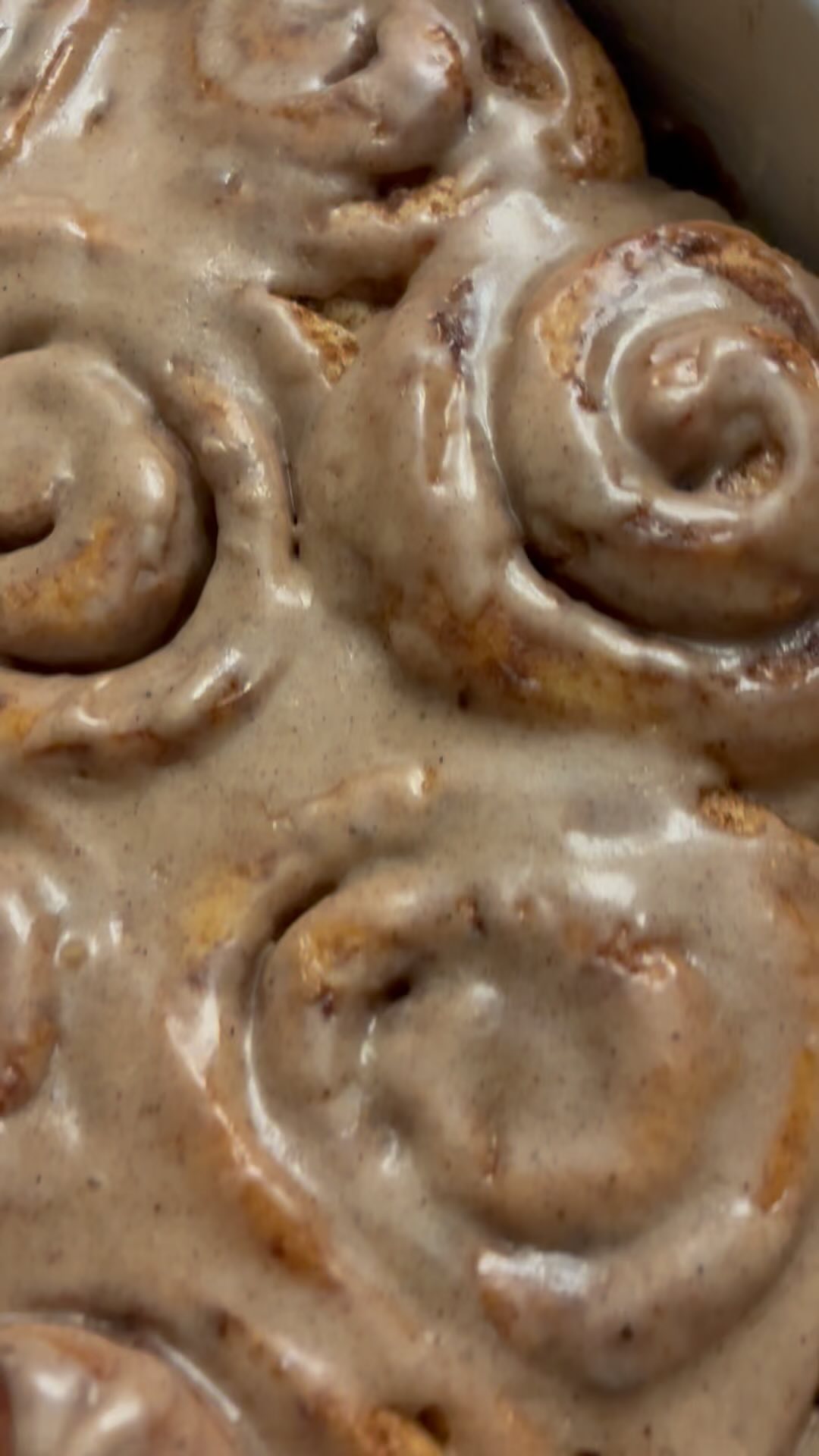 Who else loves cinnamon rolls!! A nice warm cinnamon roll with a large cup of milk…yum!! 😋🤤#sugarrushkakes #smallbusiness #homebakery #cinnamonrolls