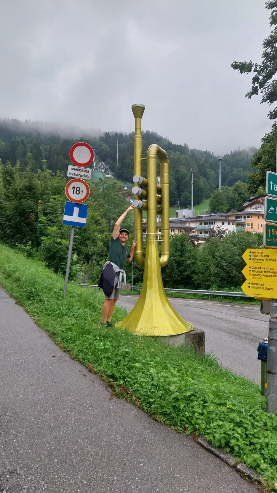 #throwback zu unserem MUSIAUSFLUG nach Bischofshofen im Sommer ☀️🏔️
#musiausflug #platzkonzert #dämmerschoppen #lechnertrompete #sprungschanze #musikverbindet #eiskristallwelten #bischofshofen #mvherzogsdorf #herzogsdorf #eisriesenweltenwerfen #paulausserleitnerschanze #schützenhofbischofshofen #blasmusik
