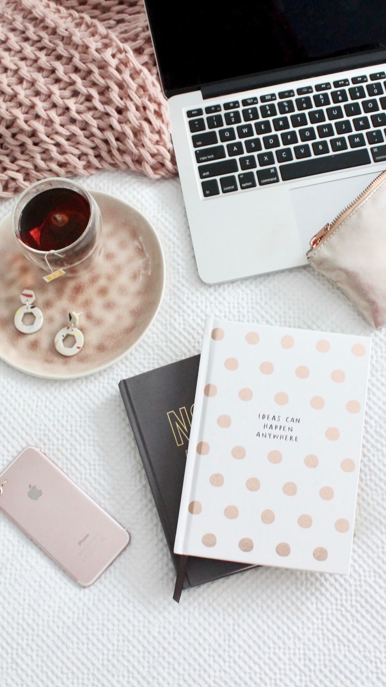 #2021Recap: Primero tengo que decir: ¡WOW! ¡QUE CLASE DE AÑO! De verdad que el 2021 metió como 5años en 1. 🤣
Si alguien en el 2020 me hubiese dicho que hoy yo estaría -sola- trabajando en lo que me gusta y haciendo lo que me apasiona le hubiese dicho que estaba crazy. 😅 Pero aquí estoy: creando marcas, diseñando espacios y construyendo posibilidades. Solo me quedan palabras de agradecimiento. Así que gracias: gracias a mis amigos por creer en mi talento, gracias a mis clientes por confiar en mis habilidades, gracias a los tantos colaboradores por motivarme a seguir mi pasión, y gracias a mi pareja y mi familia por apoyarme hasta en la idea más loca. 💖
¡Que el 2022 sea un año de infinitas oportunidades! 🤩✨