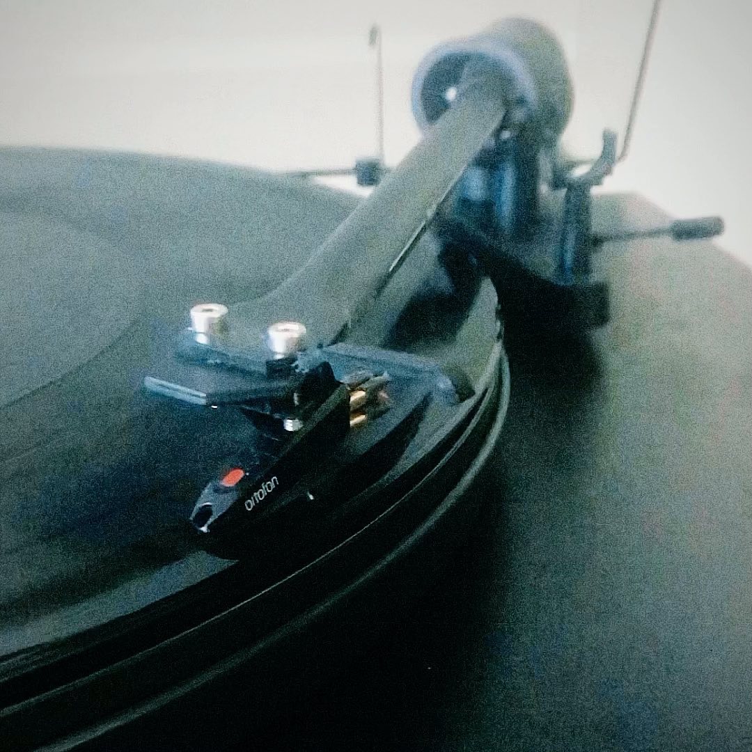 ⚡️ 1er VINYLE EN ÉDITION LIMITÉE ⚡️
Chers amis, vous pouvez dès à présent pré-commander notre tout premier 45 tours.
La galette sortira en version très limitée, soit 200 exemplaires numérotés
Les futurs heureux possesseurs de cet objet unique pourront télécharger gratuitement les titres du vinyle mais également 1 morceau bonus en avant-première 😱😱😱
🎁 +1 poster offert le jour de la souscription
Si on résume :
🎫 1 précommande achetée = 1 vinyle 45 tours numéroté + 1 poster + 1 titre inédit en téléchargement
Précommandes dispo sur nos prochains concerts (dans la limite des 200 exemplaires) :
✖️Ven 23/06 : Les Sables d’Olonne - @casino_joa_lespins
✖️Jeu 29/06 : La Roche sur Yon - @quaim_lrsy (@festivalrpop ) avec @ayronjonesmusic
✖️Dim 02/07 : St Hilaire de Riez - @laguinguetteensablee avec @quinndeveaux
✖️Ven 11/08 : St Gilles Croix de Vie - Le @rocksea_live avec @end2endpowerduo
Music : « Go With You » - @deadleaf
.
.
.
.
.
.
.
.
.
.
.
.
.
#rock #vinyl #collector #45tours #newrecord #vinyle #collection #bandofinstagram #singergirl #fuzz #rocknroll #alternativeblues #morewomenonstage