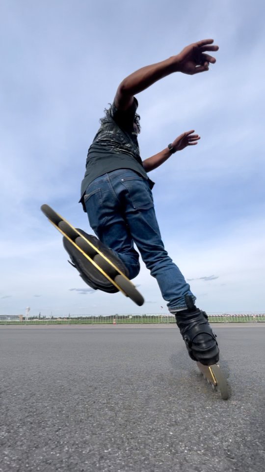 Entrance for the @monthly.wizard.challenge. A spicy twist of the X-lion. Instead of front-closed to back closed lion, back-open lion to front open lion... What do you think @kall.sta? Also interested in your opinion @billyarlew...
Filmed by the best @jule.mpoint ➰➰➰
.
.
.
#inlineskatingberlin #wizardskating #patinaje #patinage #rolki #patinaggio #inlineskating #monthlywizardchallenge #returnberlin