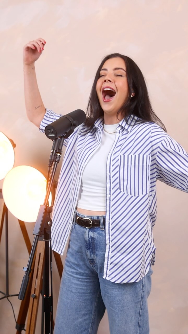 One thing I encourage all my clients to do is to never sit in their comfort zone. It’s super important to explore lots of different vocal types so you have many strings to your bow. In my lessons, we cover many different vocal styles to give yourself the best chance when called into auditions- always being prepared!!
Here’s my example of something extremely far away from the last song I posted from the same vocal reel 😂🙃
📽️ @theportfoliopeople