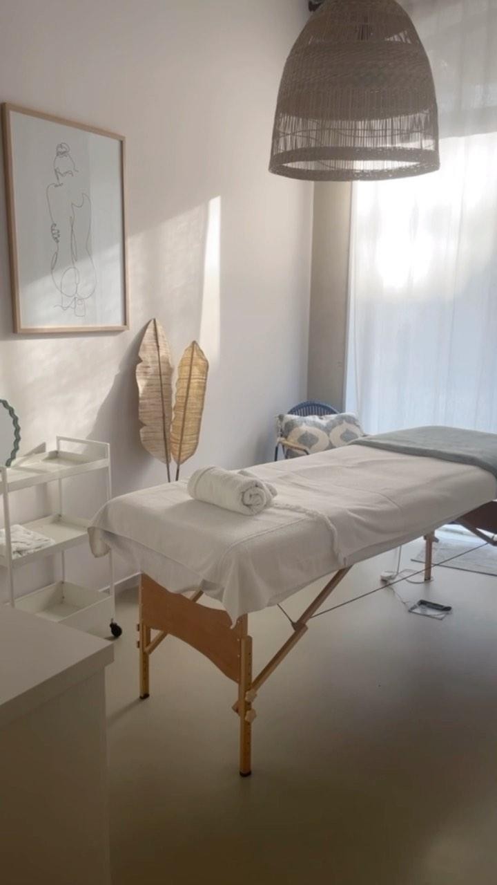 Ready-to-use rooms for rent at 35€ per client—no contracts, no risks. Clean sheets, complimentary tea & water included. Monthly rentals available!
🤍Three rooms currently available for rent
🤍Located at Oostenburgemiddenstraat 156, Amsterdam
🤍DM us if interested
Elevate your sessions in our serene space. 🌸💆♀️
#BeautyStudio #TherapySpace #RoomForRent #amsterdam #beauty #wellness