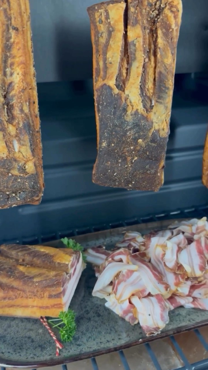 @bigmeatlove hat Schinken gemacht.🥓🤤
Feinster Bacon, Homemade im Dry Ager 🖤
Reposted from: @bigmeatlove
#dryagerlove #dryager #dryaged #bacon #speck #bauchspeck #schinken #reifen #lecker #builtforbeef